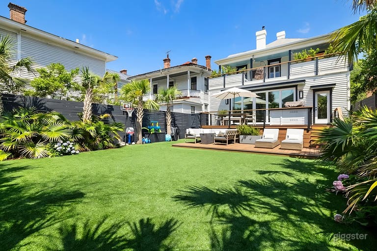  Modern Tropical Backyard Retreat 