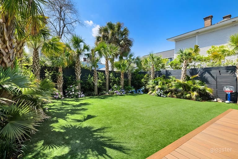  Modern Tropical Backyard Retreat 