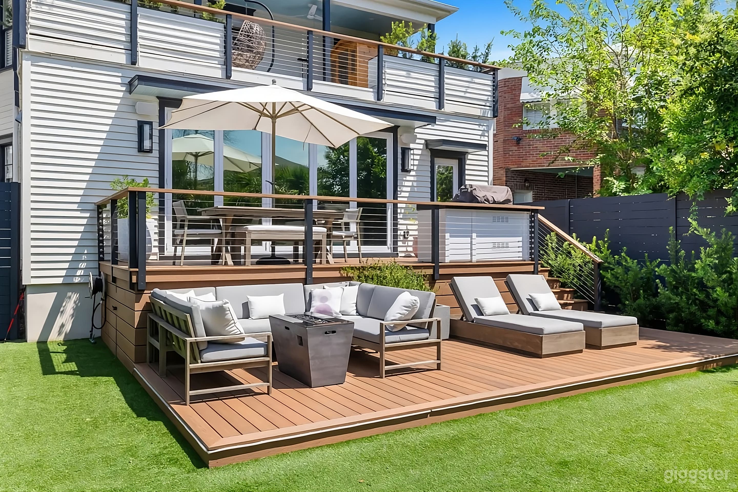 Modern Tropical Backyard Retreat Photo 4