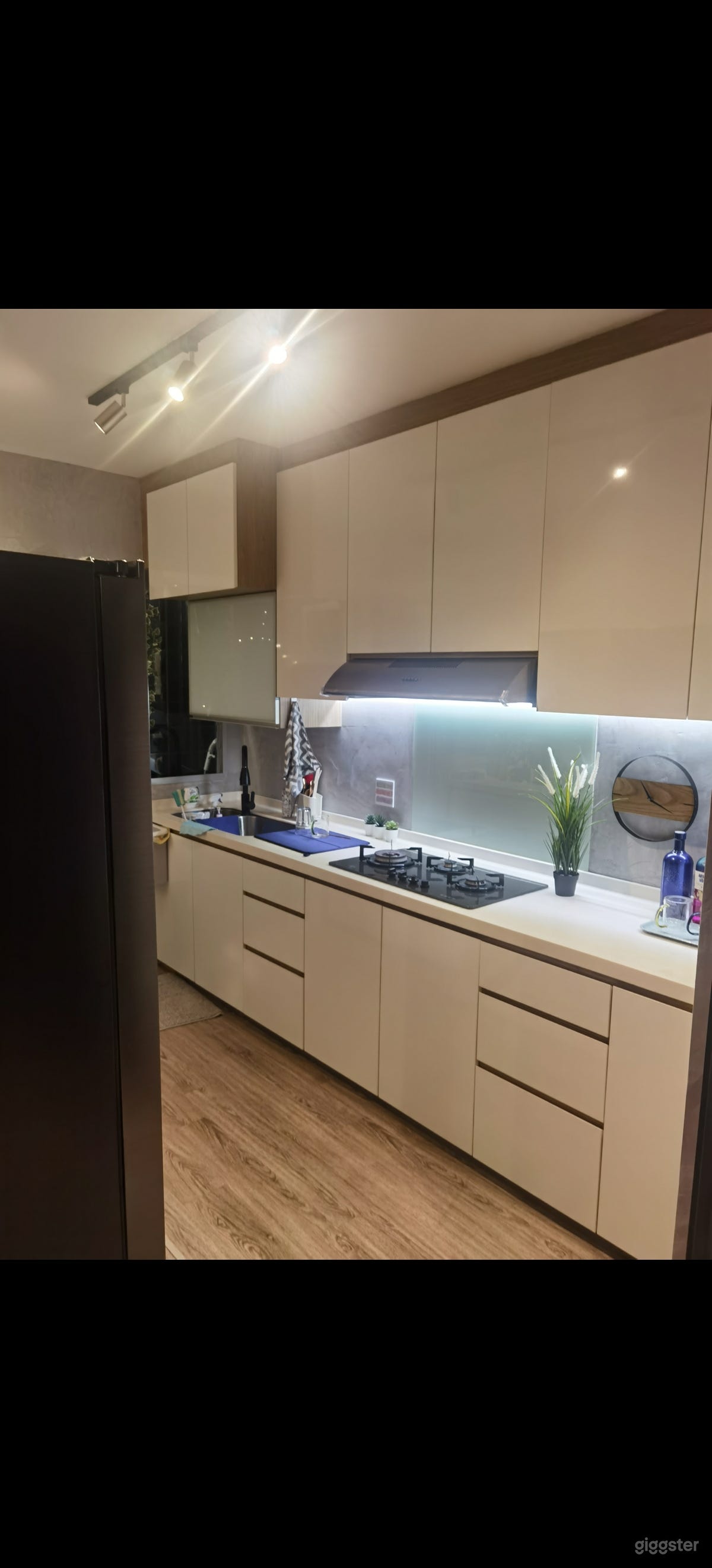 Modern industrial house for rent Photo 4