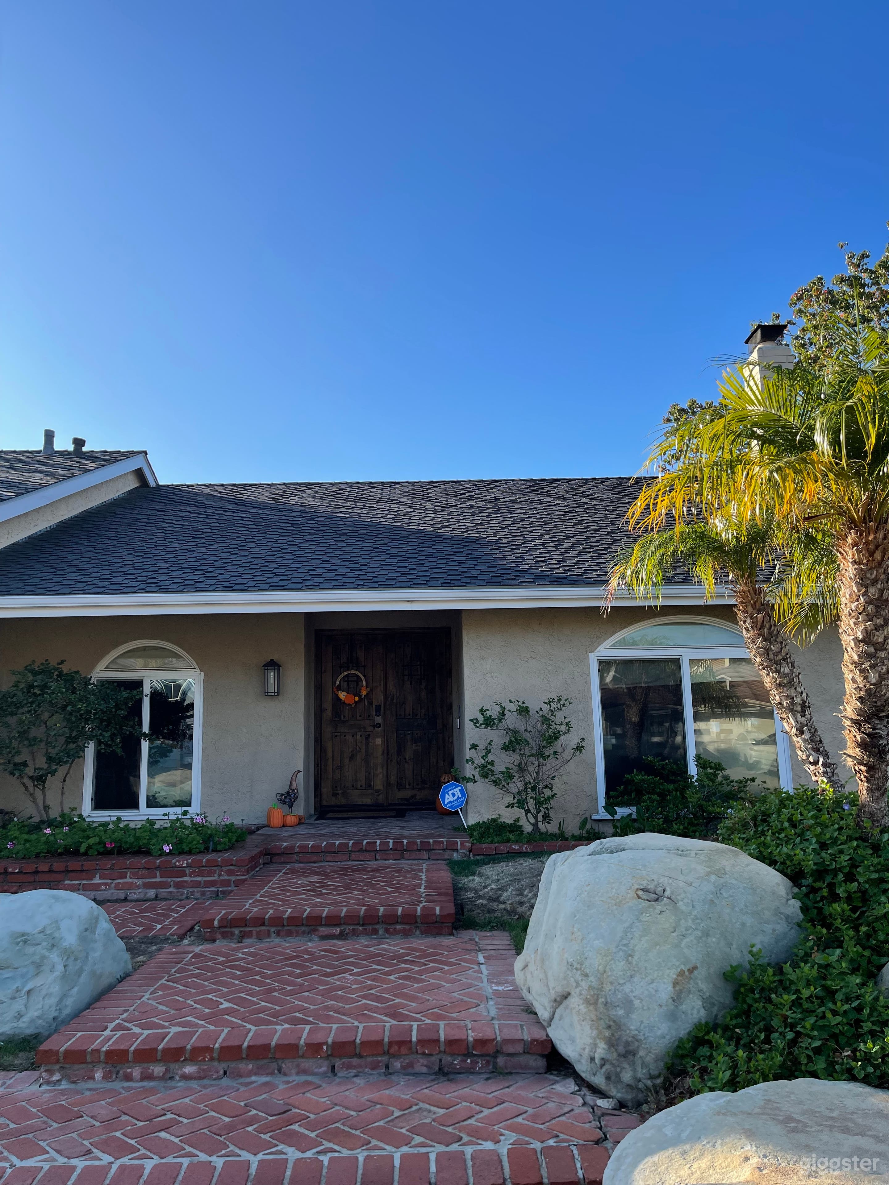 Tennis court resort style home  Photo 1