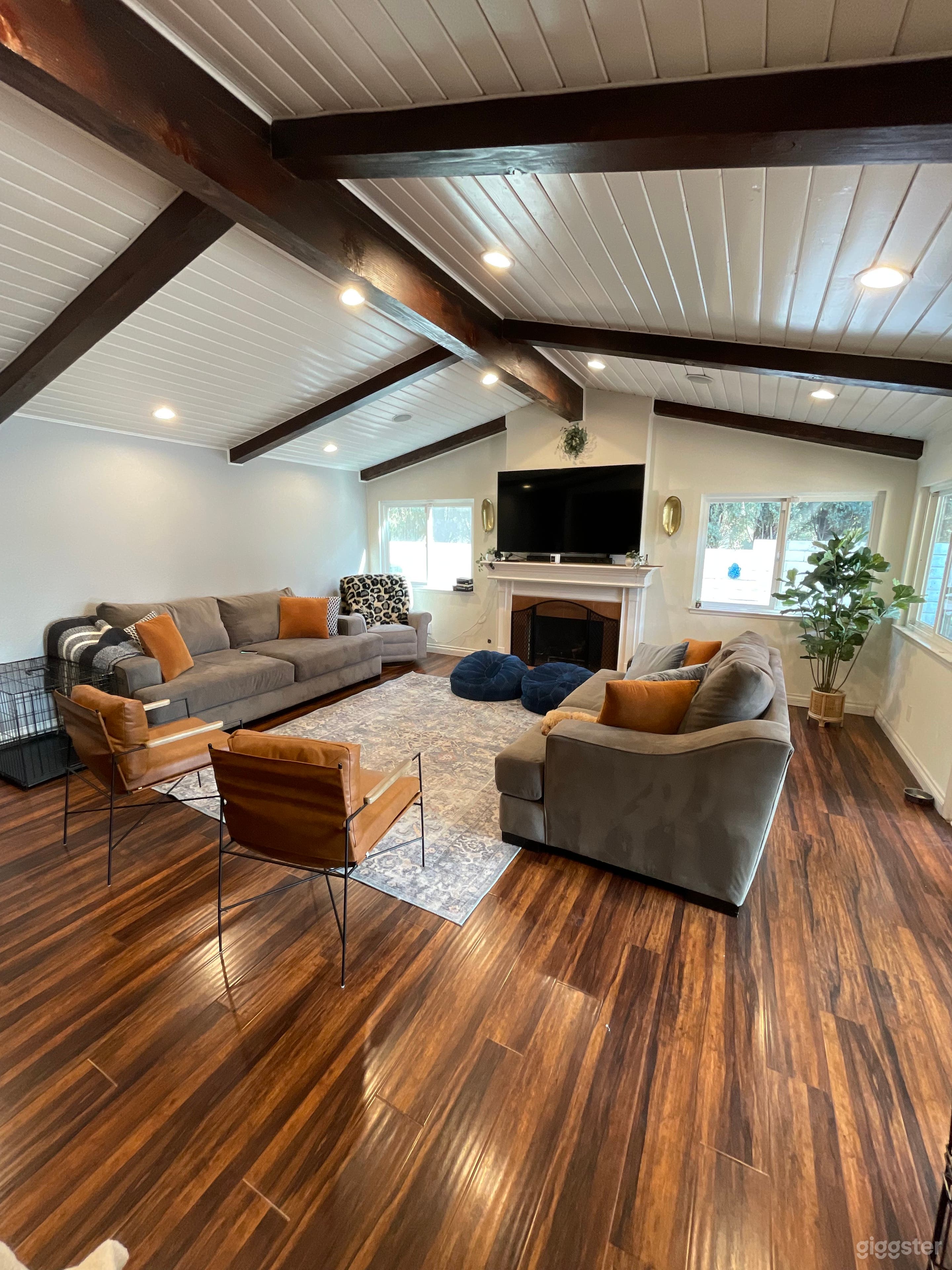 Tennis court resort style home  Photo 2