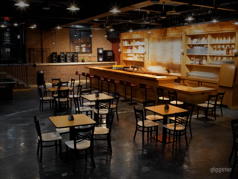  Bar/Espacio para eventos con ambiente industrial de speakeasy 