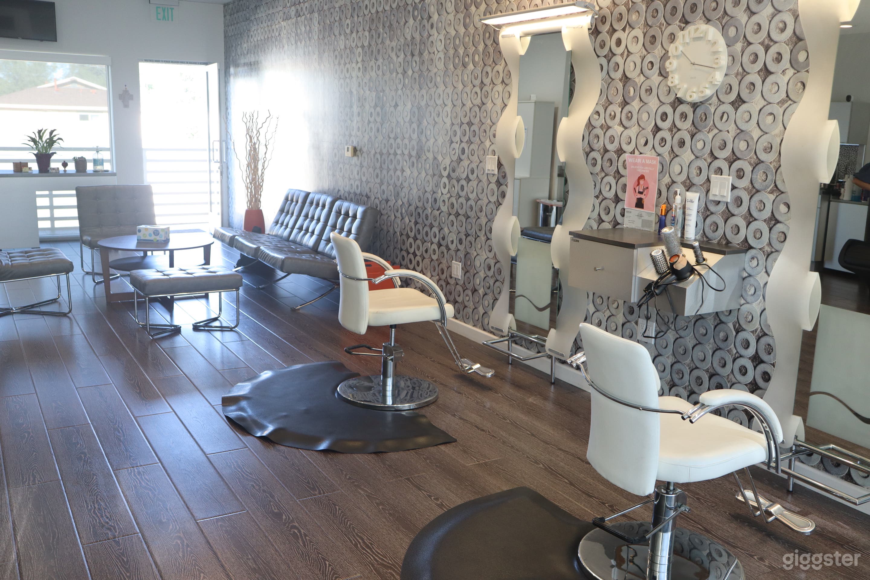 Modern Hair Salon  Photo 1