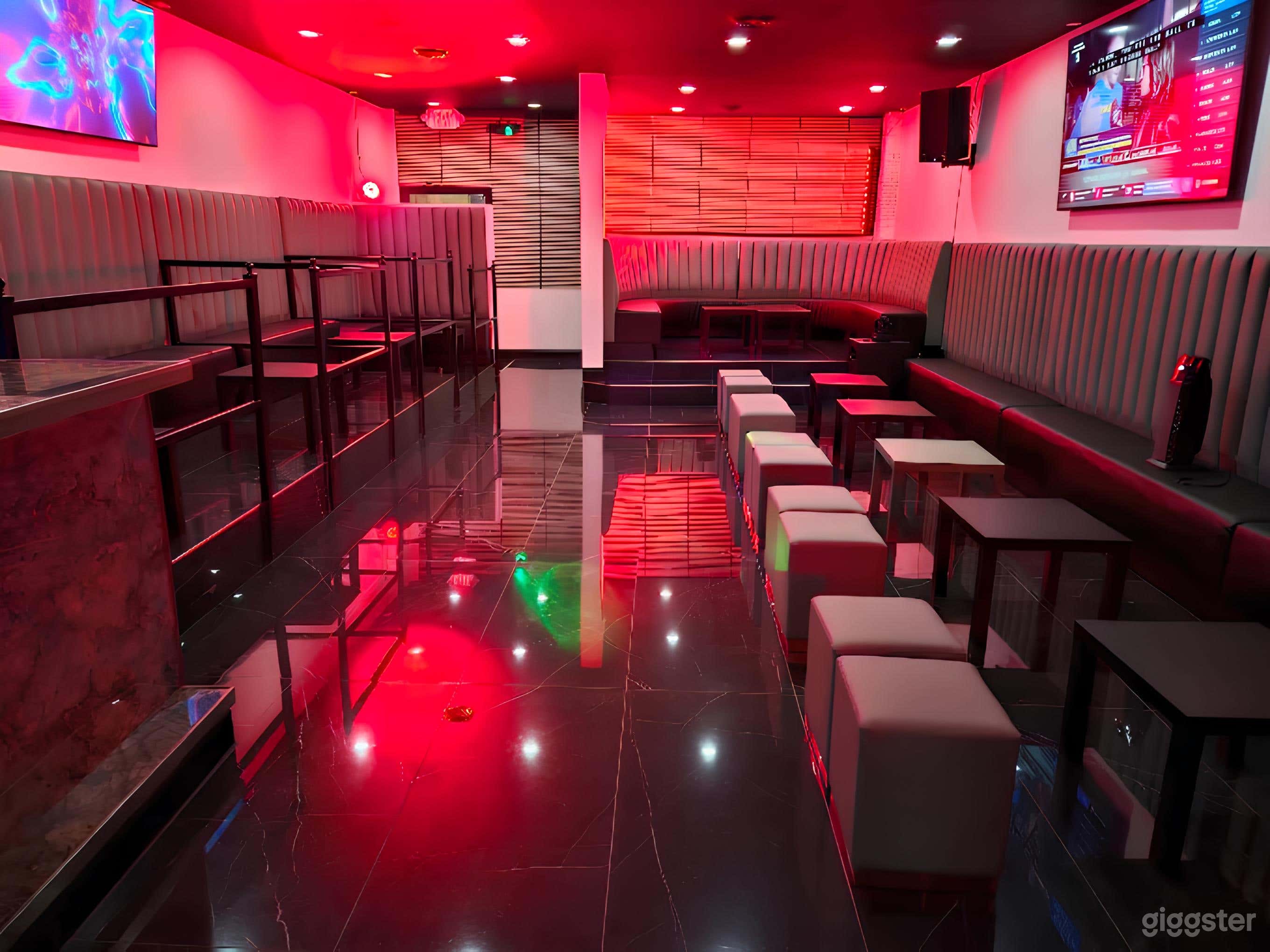 Warm, Sophisticated Restaurant & Lounge Photo 3