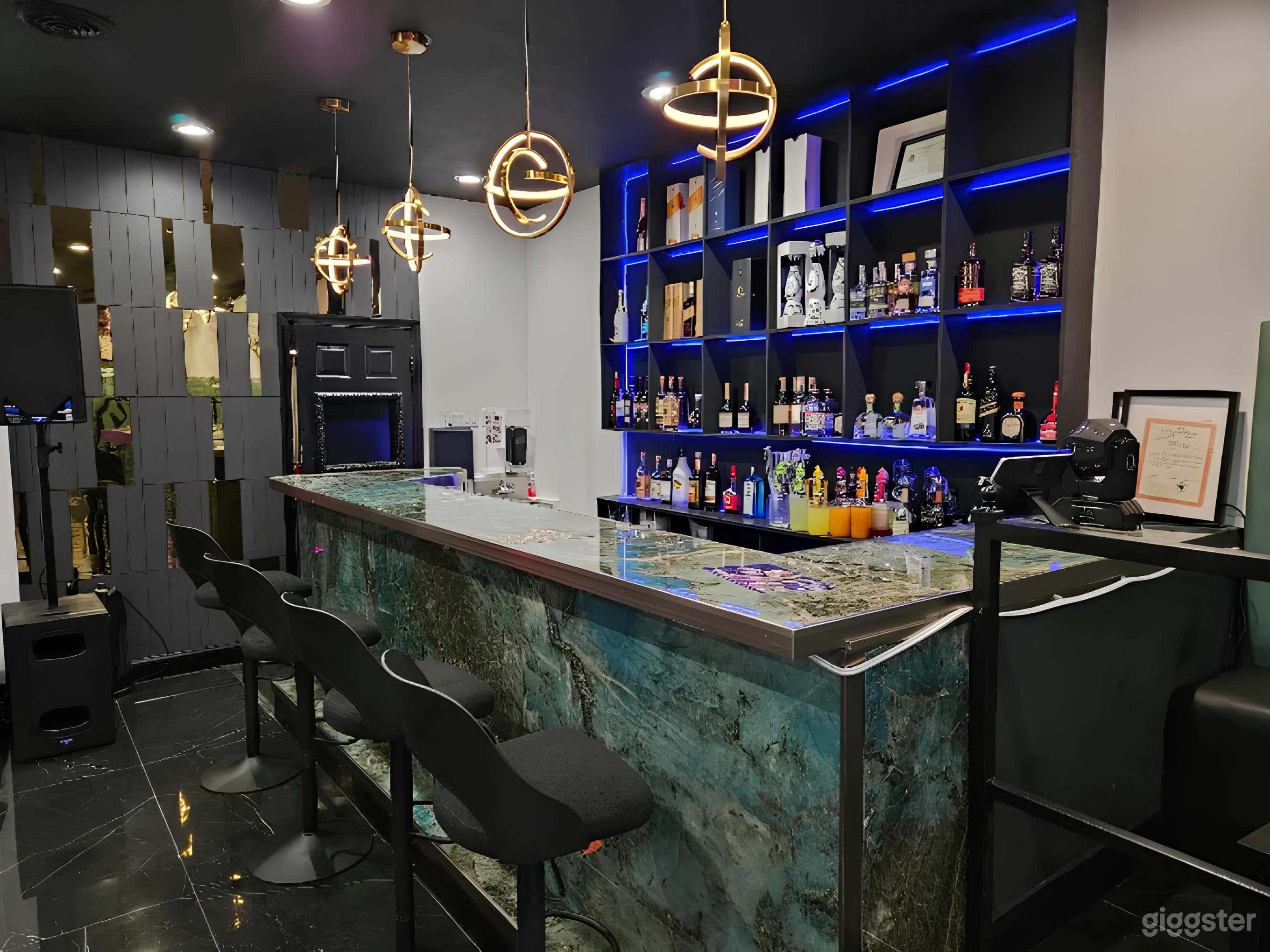 Warm, Sophisticated Restaurant & Lounge Photo 2