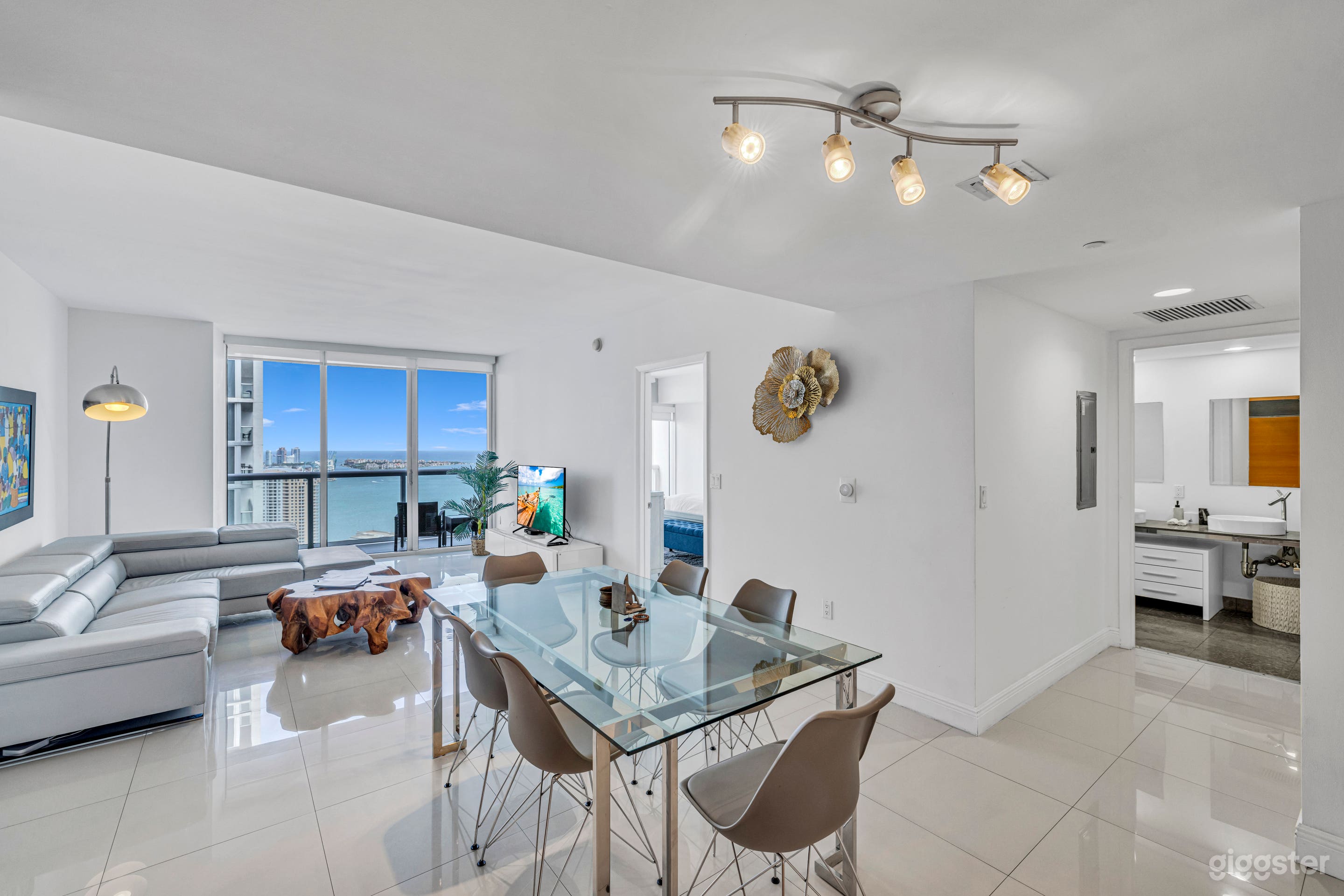 Sophisticated Oceanfront Penthouse with Wraparound Views Photo 1