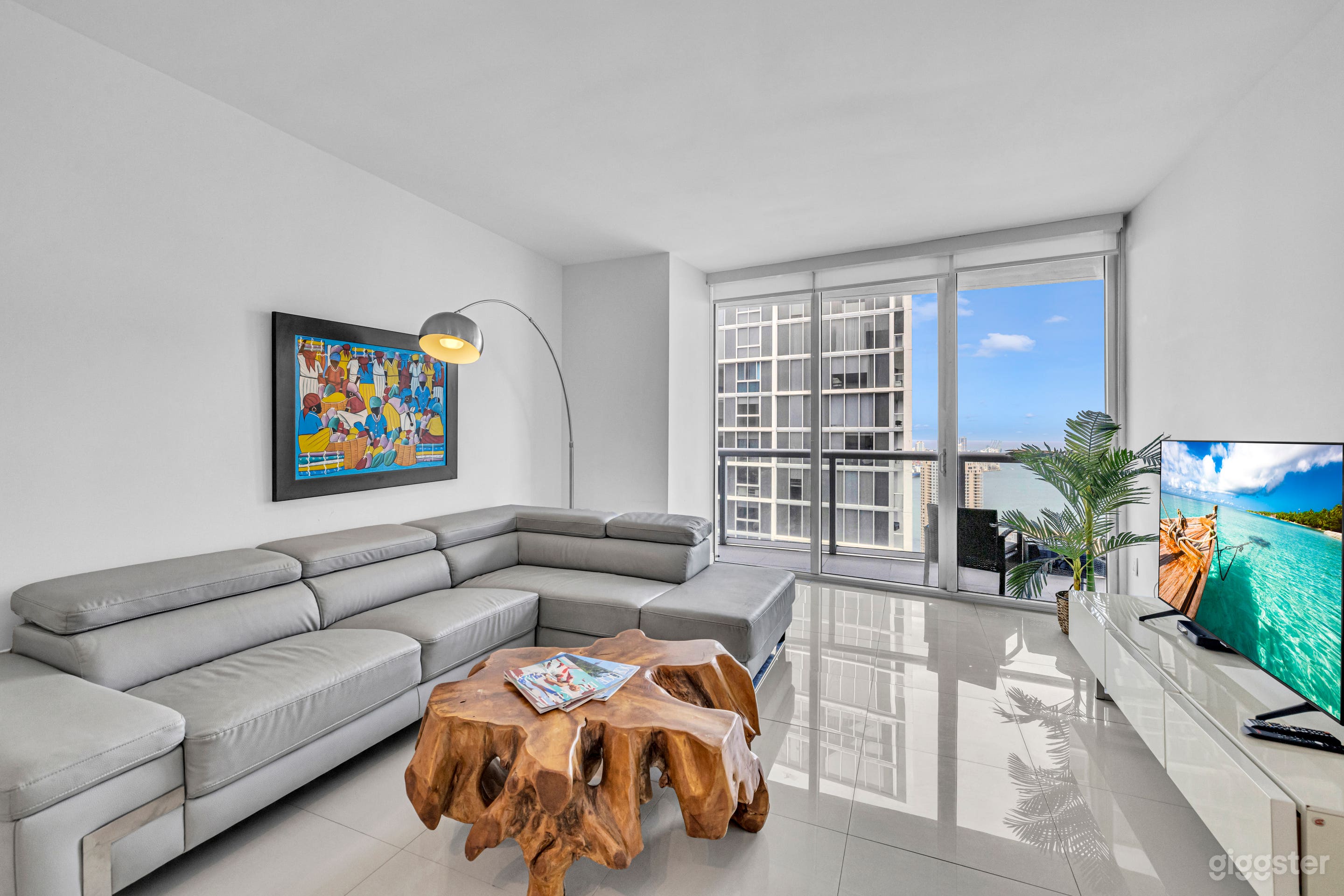 Sophisticated Oceanfront Penthouse with Wraparound Views Photo 3
