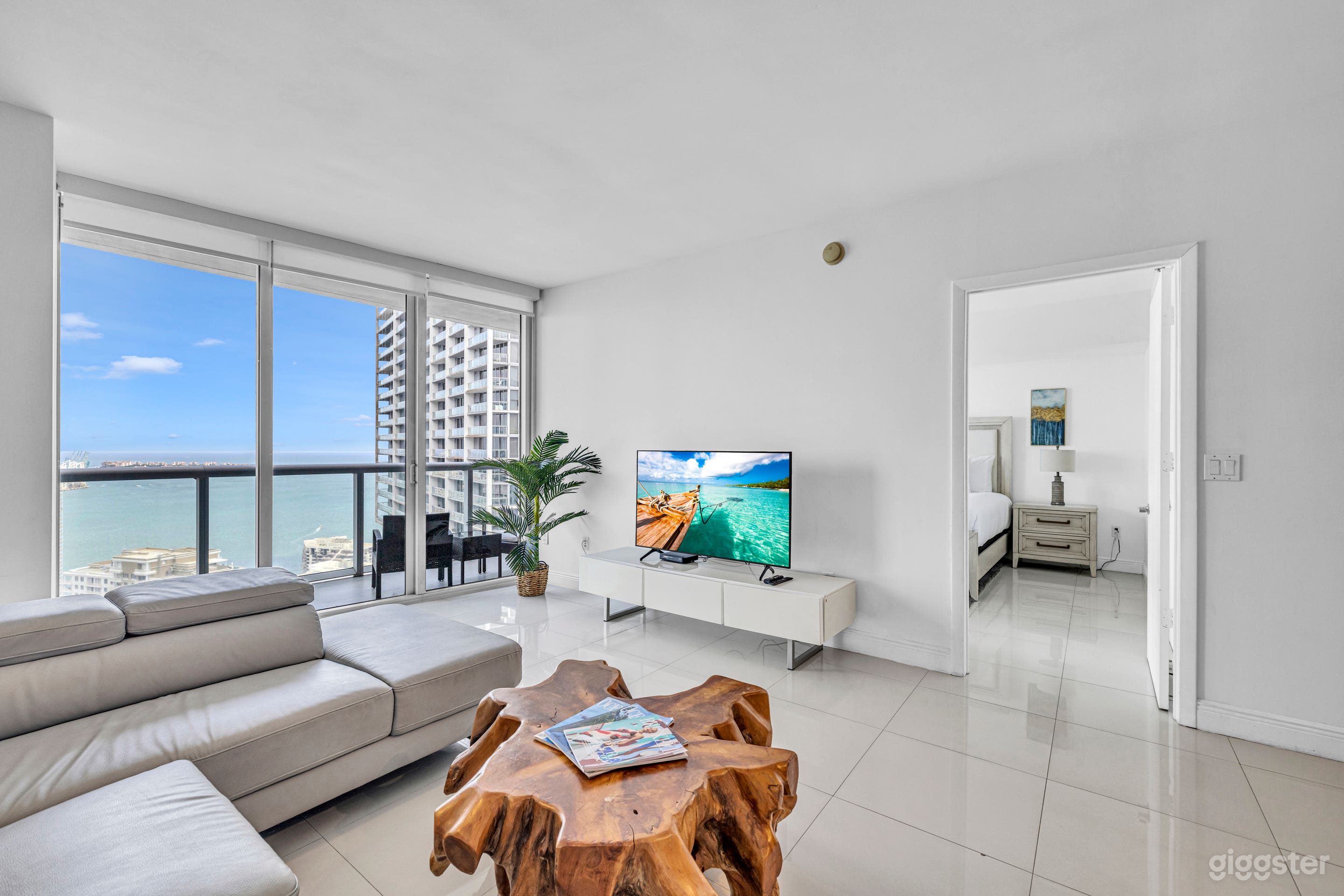 Sophisticated Oceanfront Penthouse with Wraparound Views Photo 4