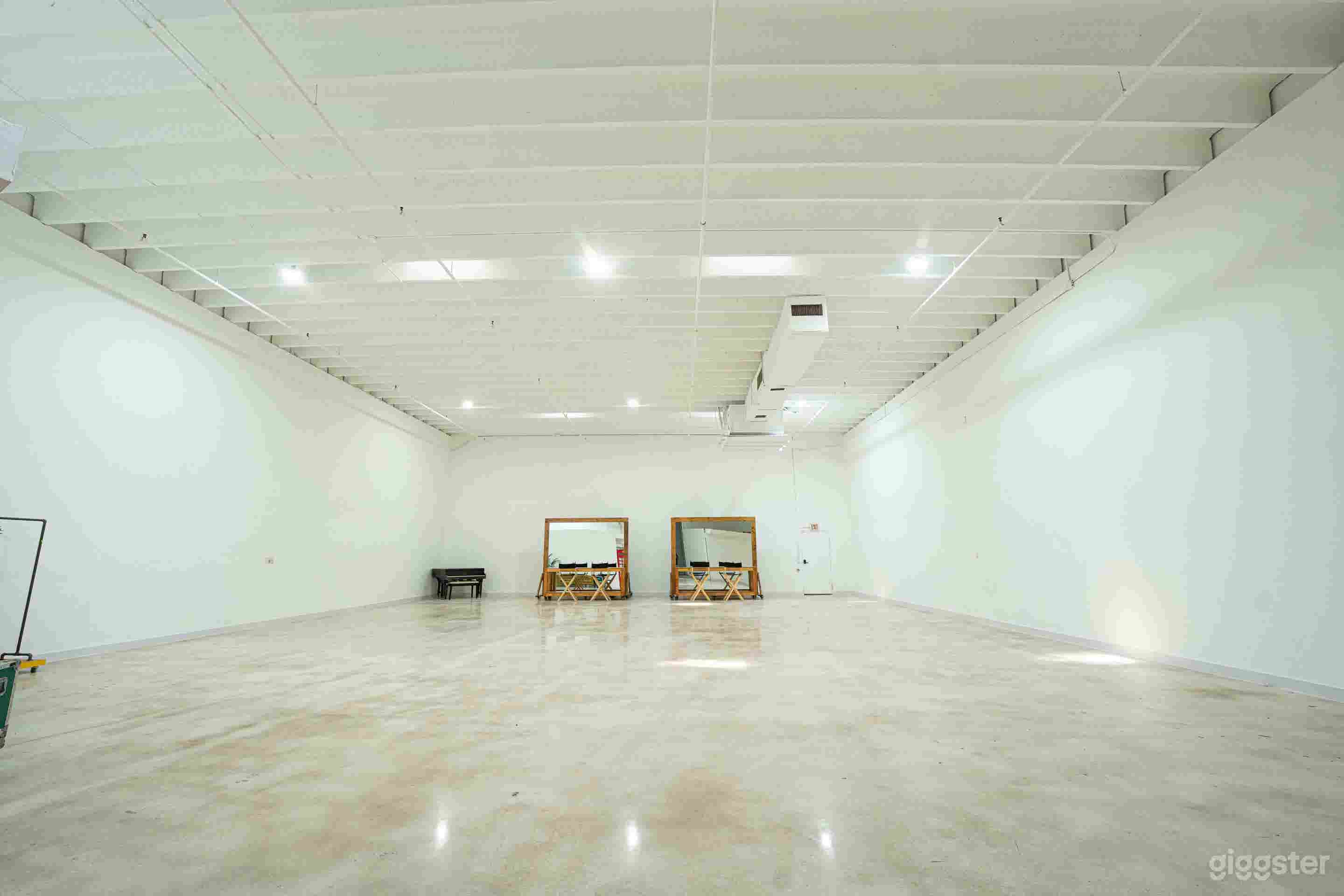 All White Spacious Warehouse w/ High Ceilings & Open Layout Photo 1