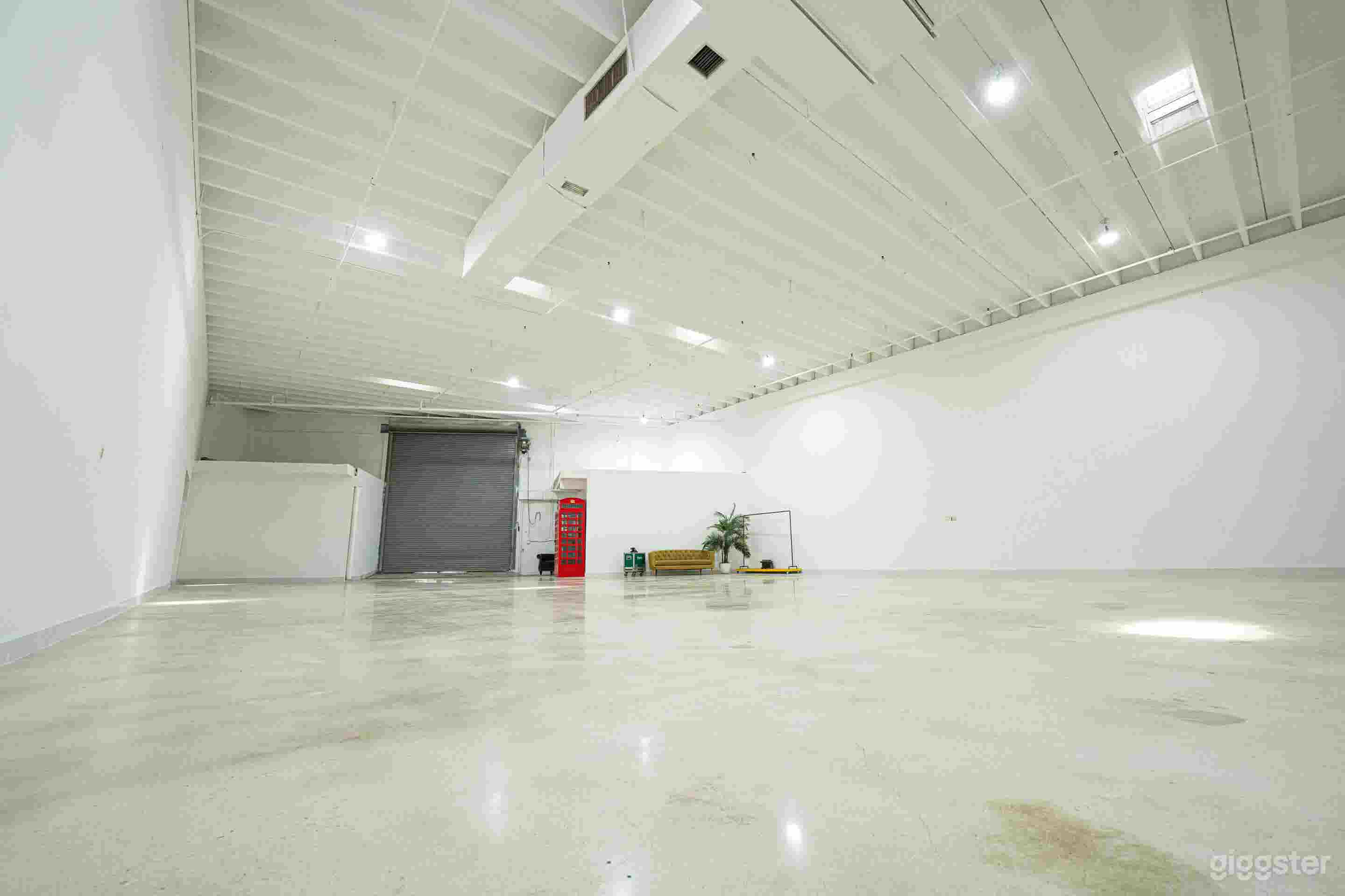All White Spacious Warehouse w/ High Ceilings & Open Layout Photo 2