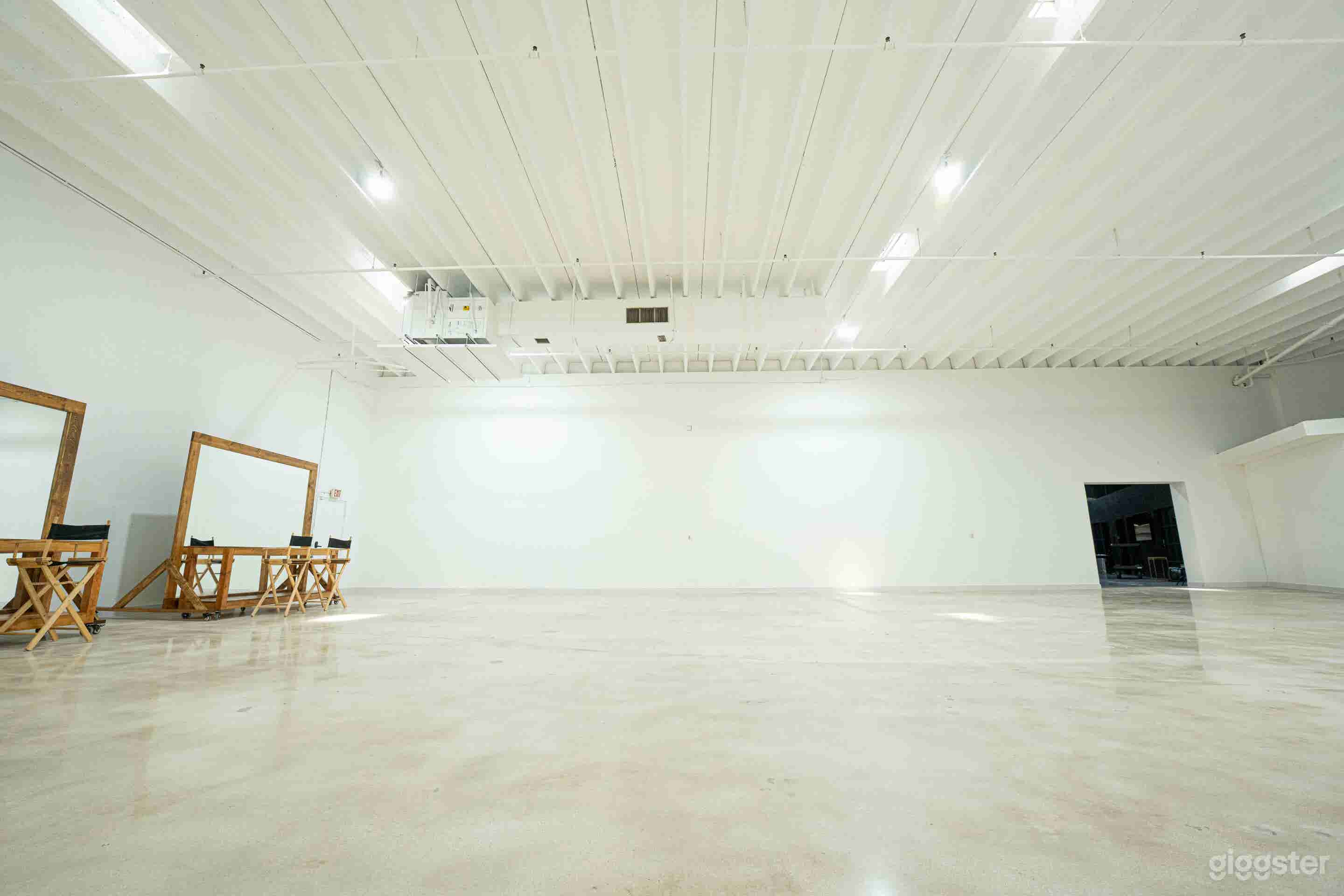 All White Spacious Warehouse w/ High Ceilings & Open Layout Photo 3