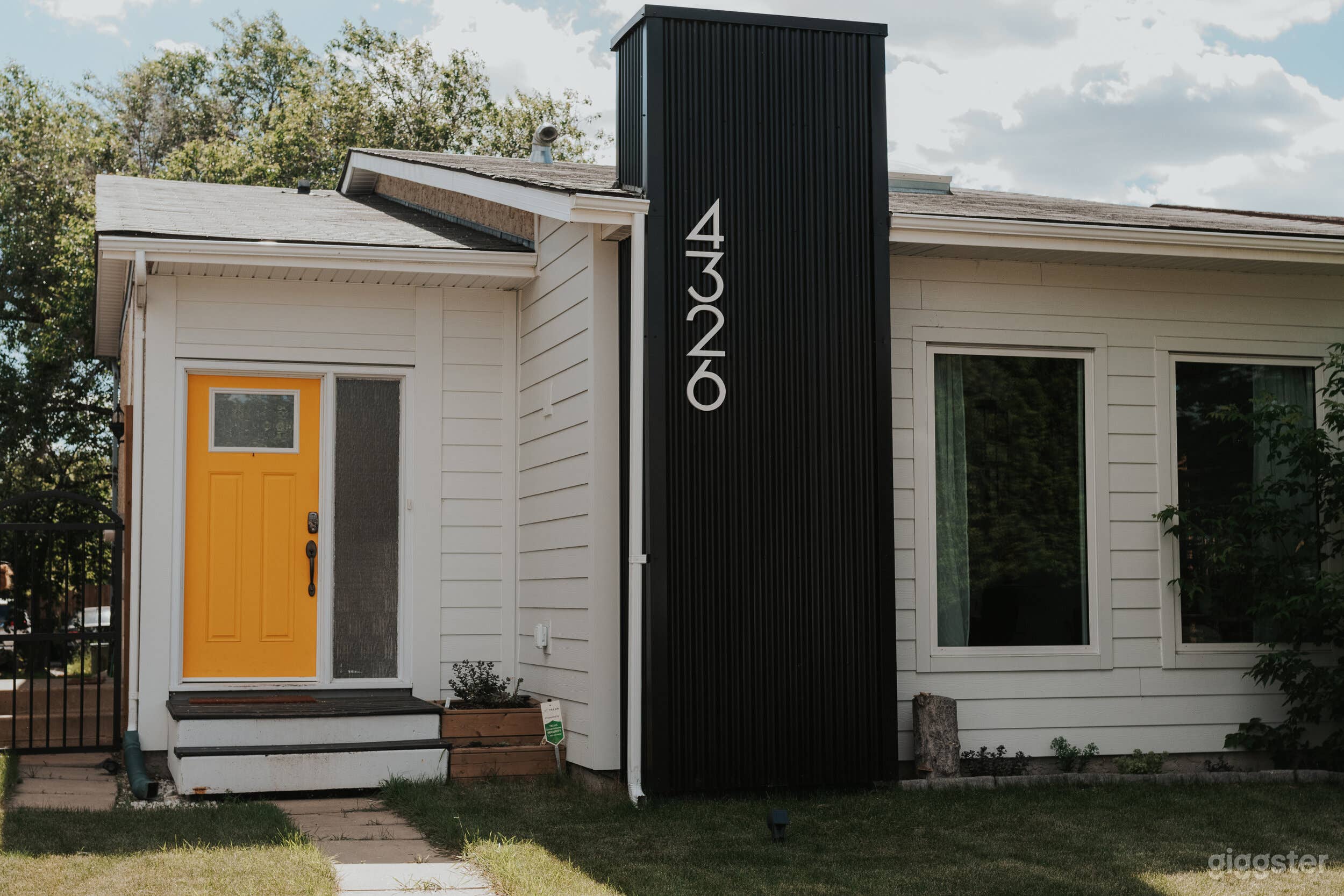 Picture Ready Home in East Central Edmonton Photo 1