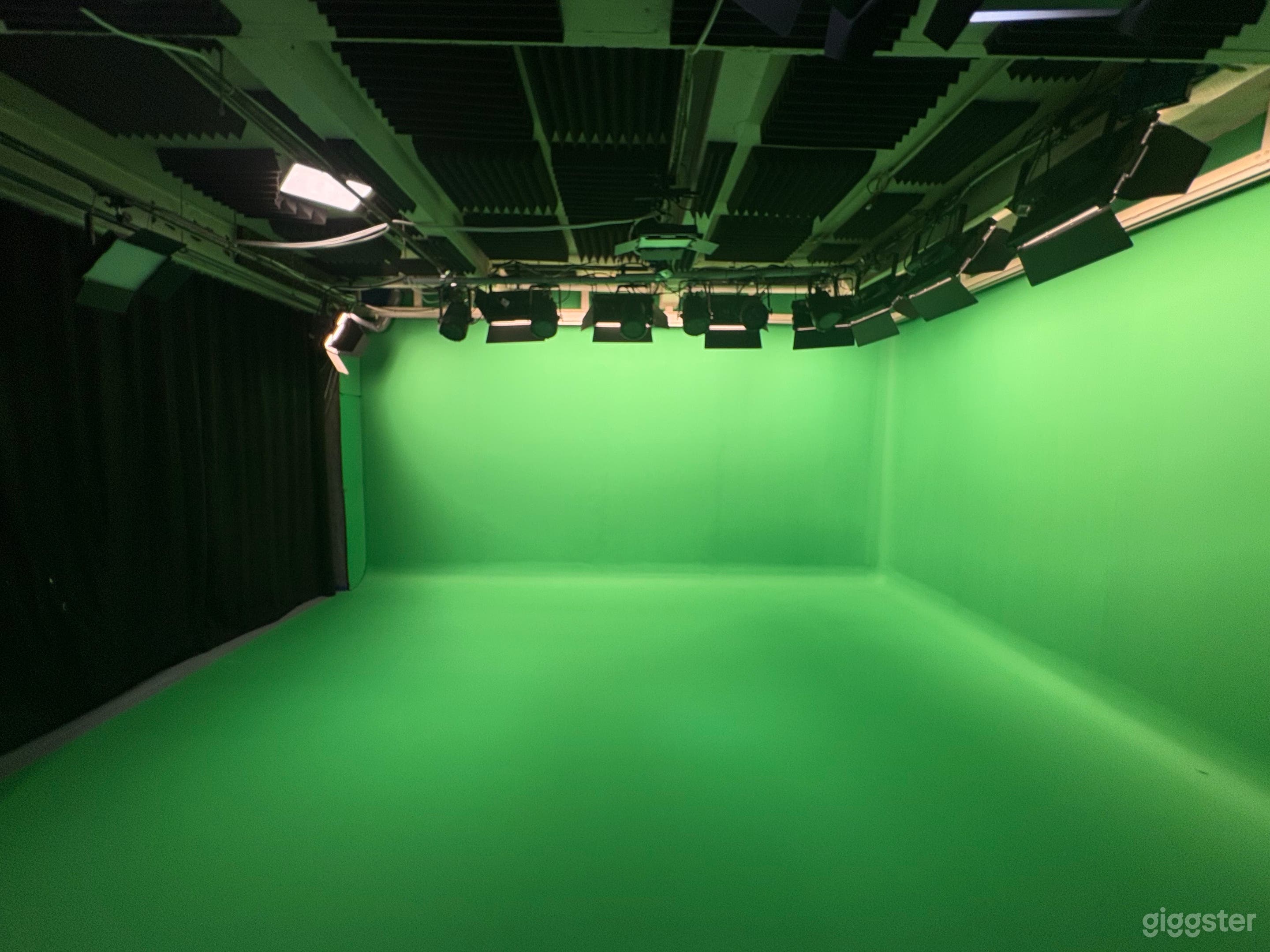 Montmartre Green Screen Studio 25m² w/ Control Room Photo 1
