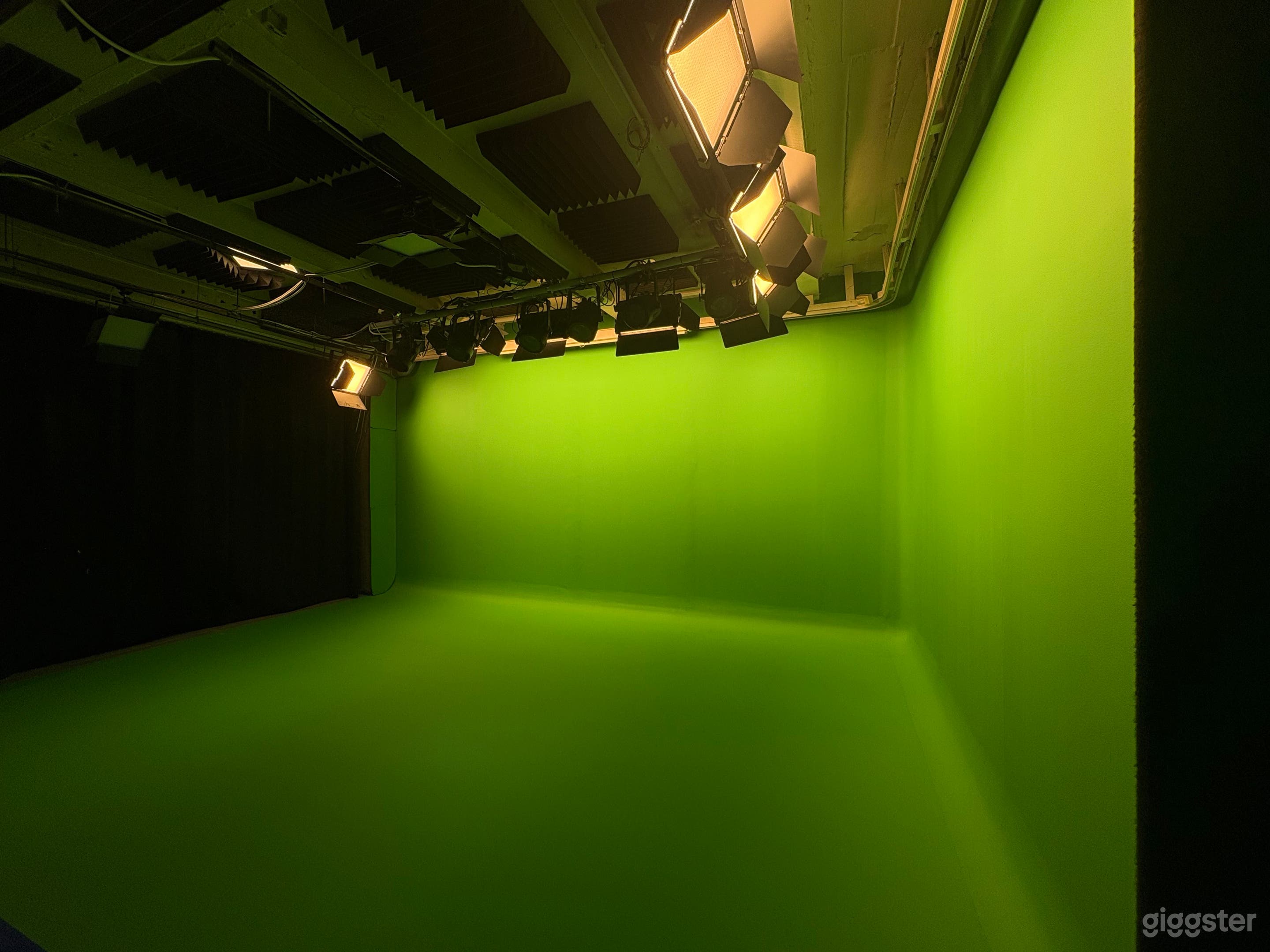 Montmartre Green Screen Studio 25m² w/ Control Room Photo 3