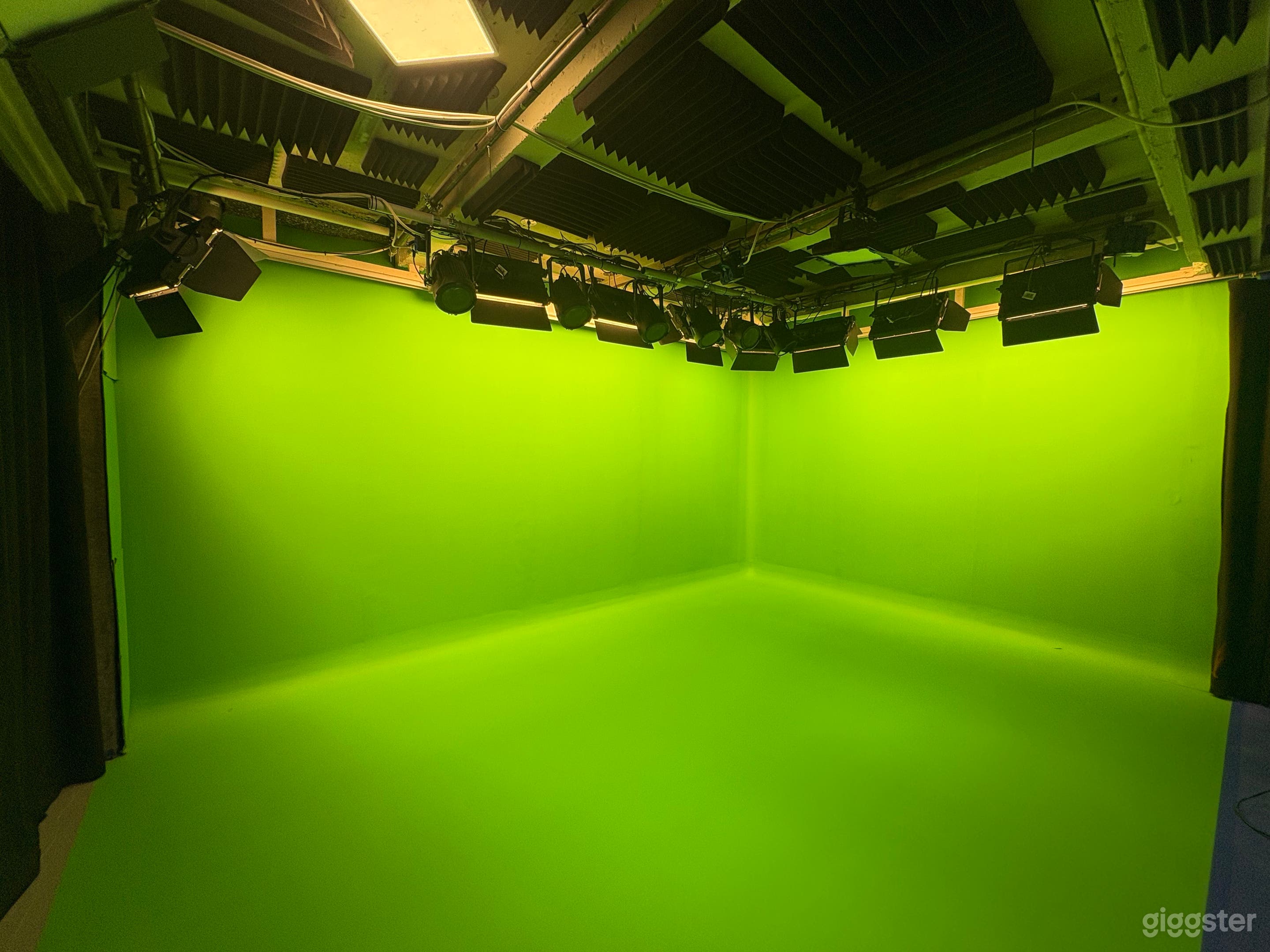 Montmartre Green Screen Studio 25m² w/ Control Room Photo 2