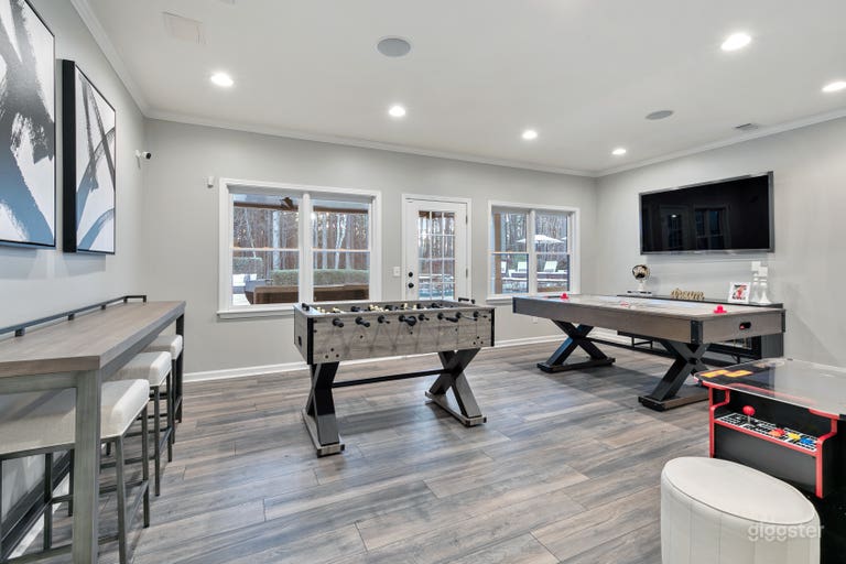  Backyard Oasis & Luxury Living in the Suburbs 