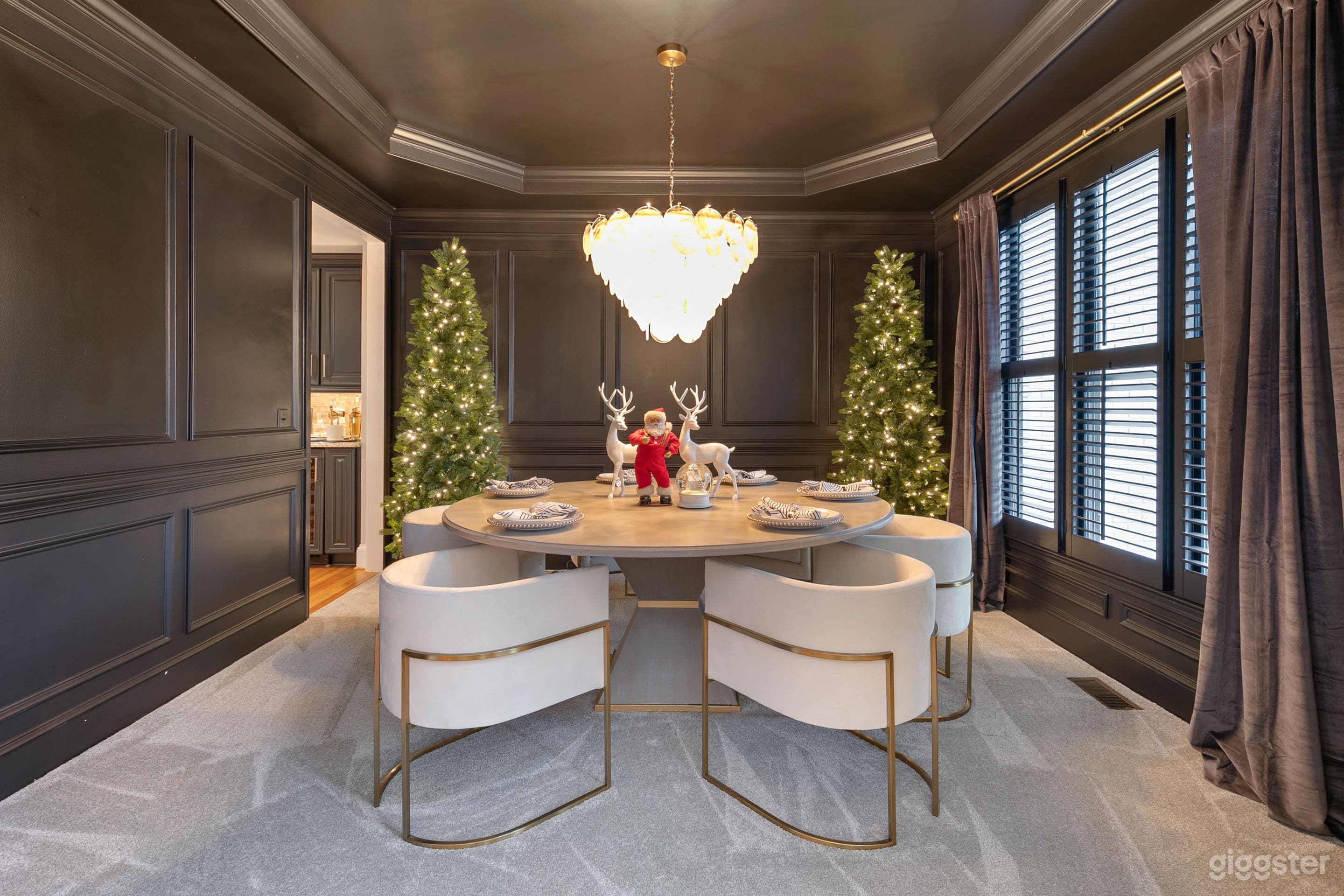 Backyard Oasis &amp; Luxury Living in the Suburbs Photo 4