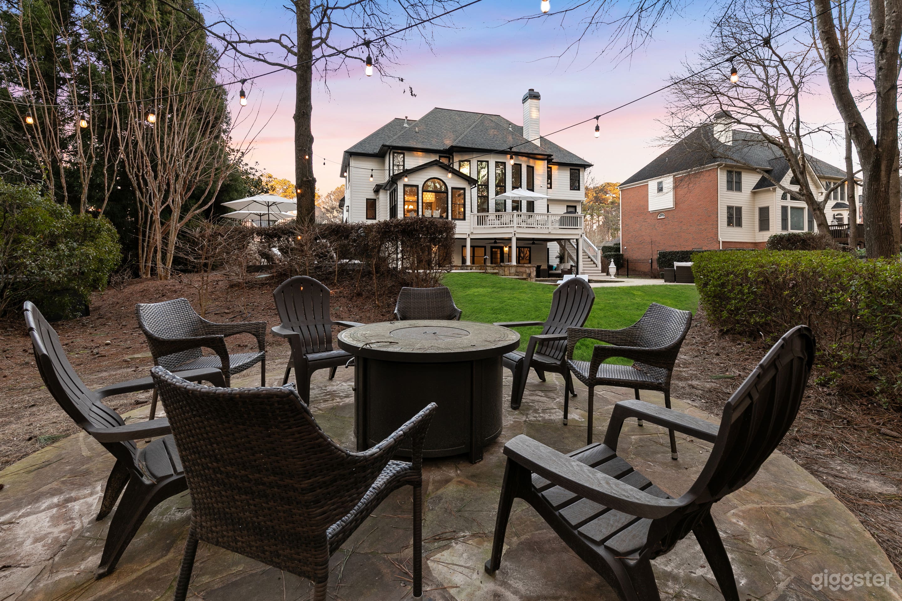 Backyard Oasis &amp; Luxury Living in the Suburbs Photo 2