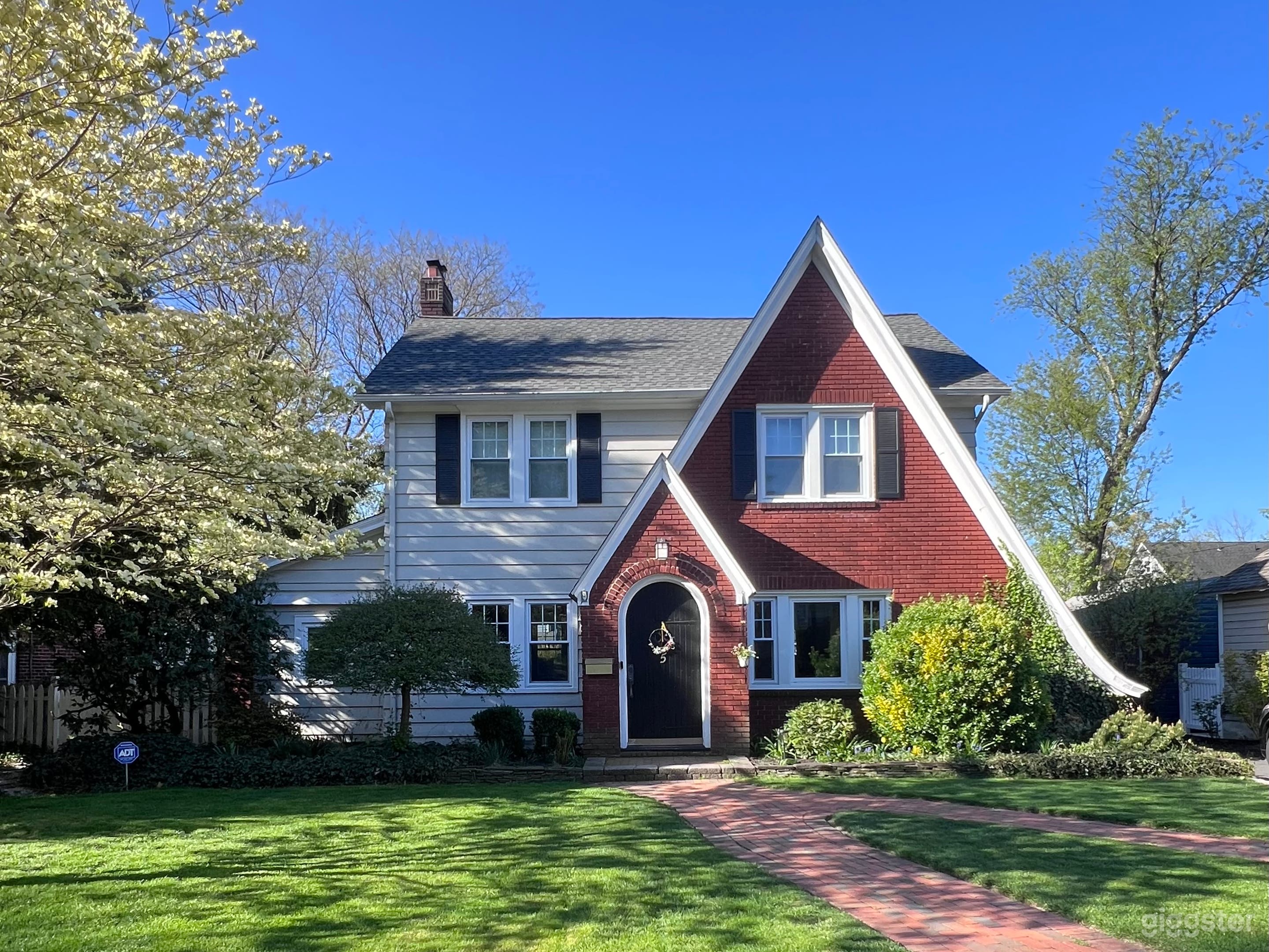 Unique colonial with contemporary design house Photo 1