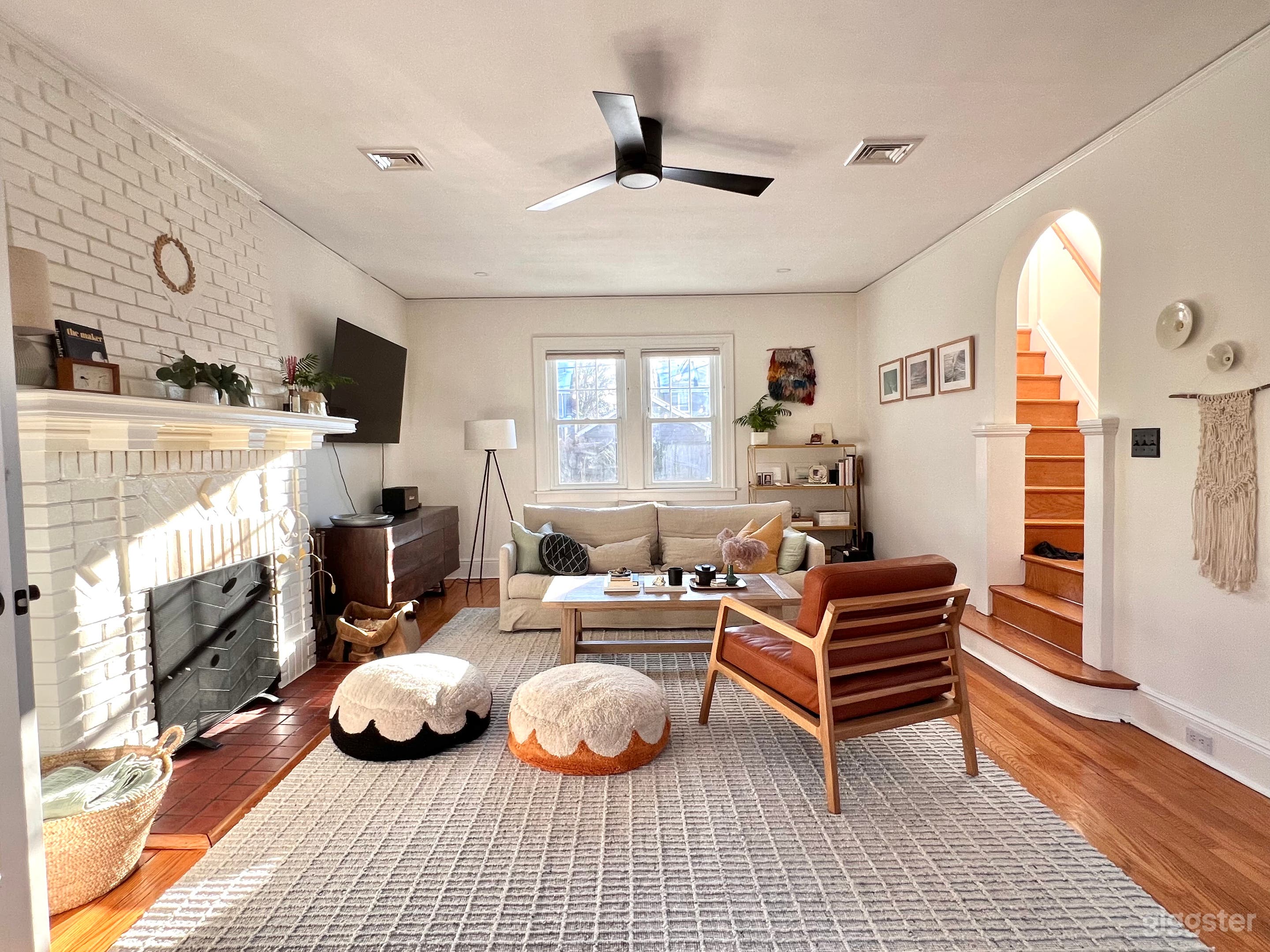 Unique colonial with contemporary design house Photo 3