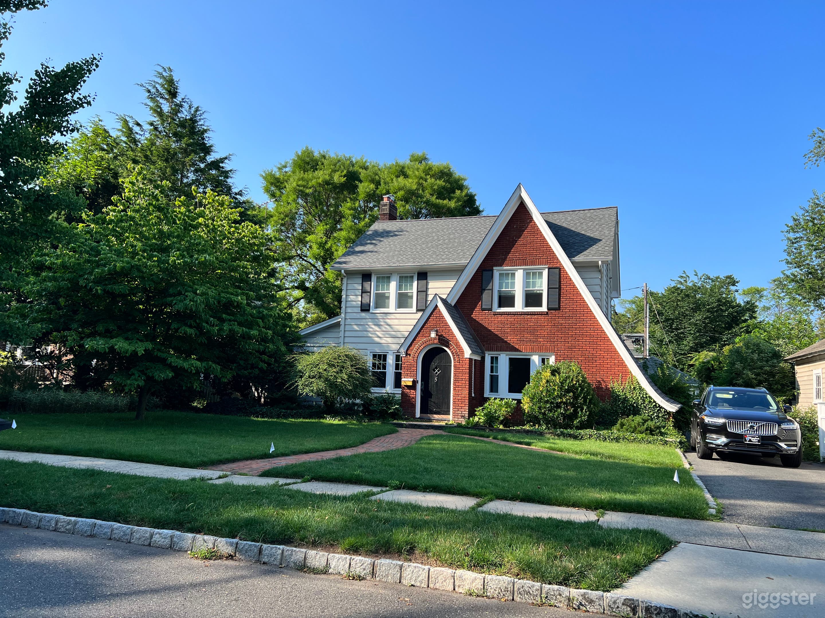 Unique colonial with contemporary design house Photo 2