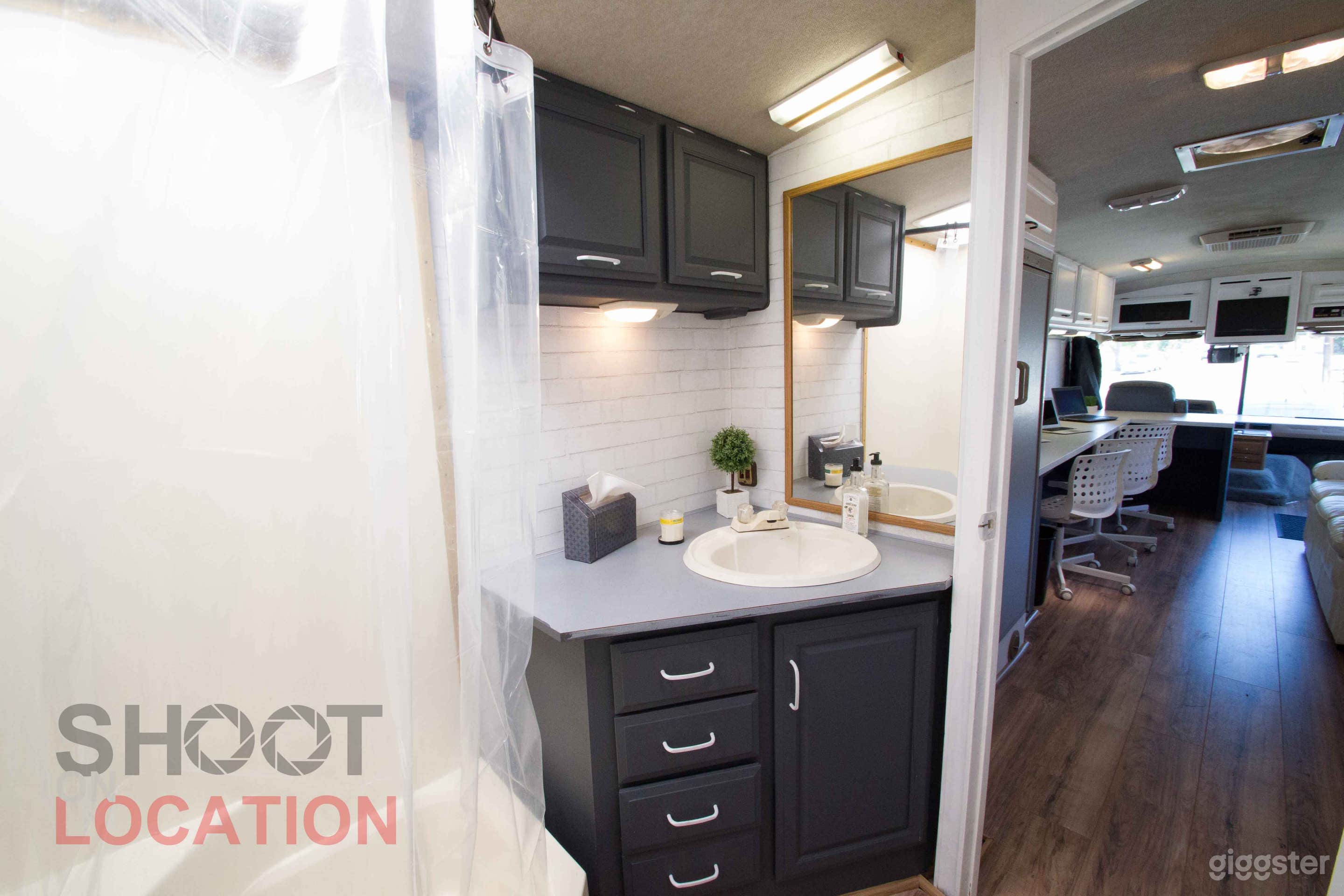 Modern Production Motorhome Photo 3