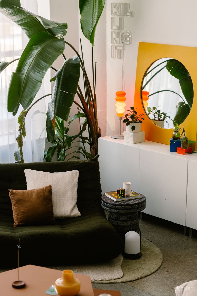  Downtown Hard Loft with Natural Light 