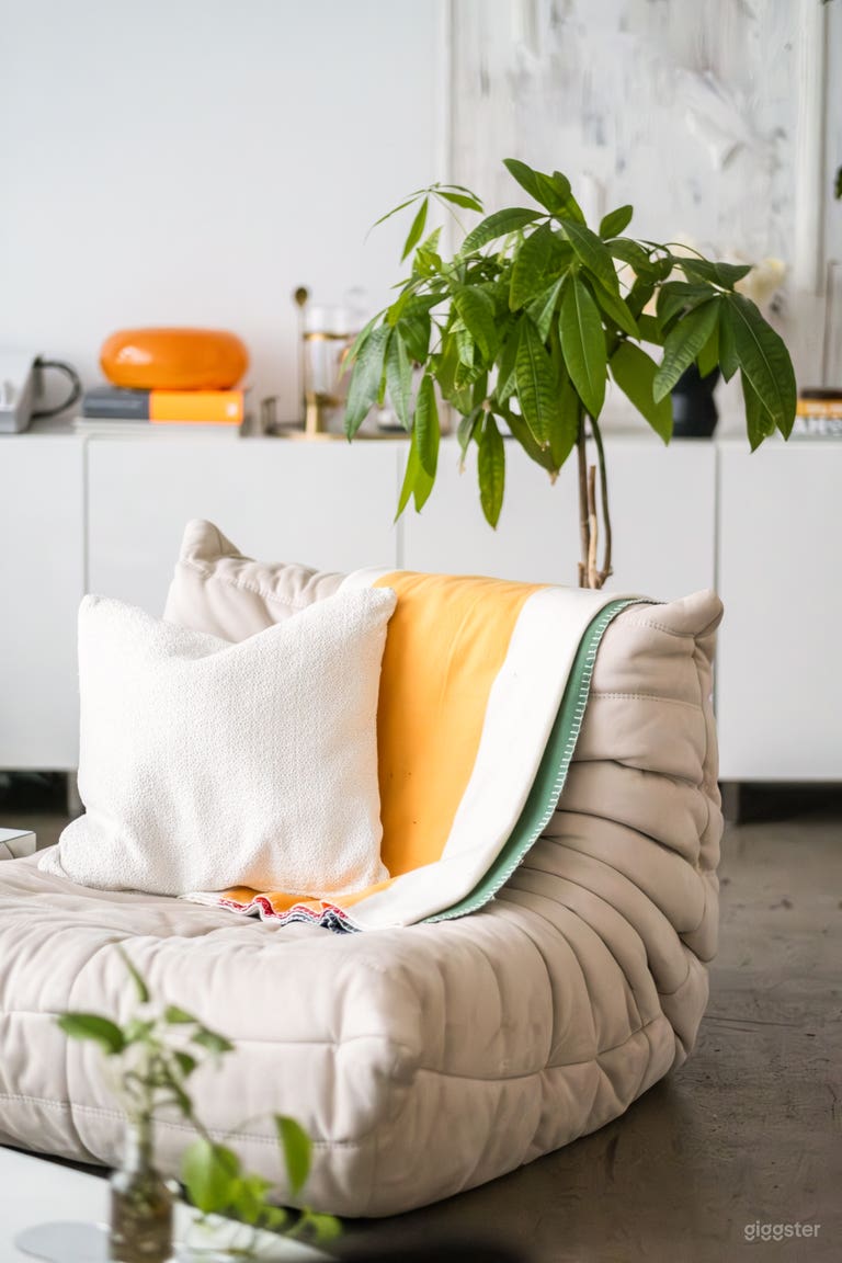  Downtown Hard Loft with Natural Light 