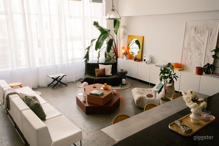  Downtown Hard Loft with Natural Light 