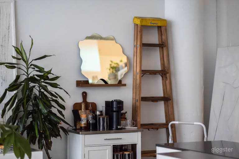  Downtown Hard Loft with Natural Light 