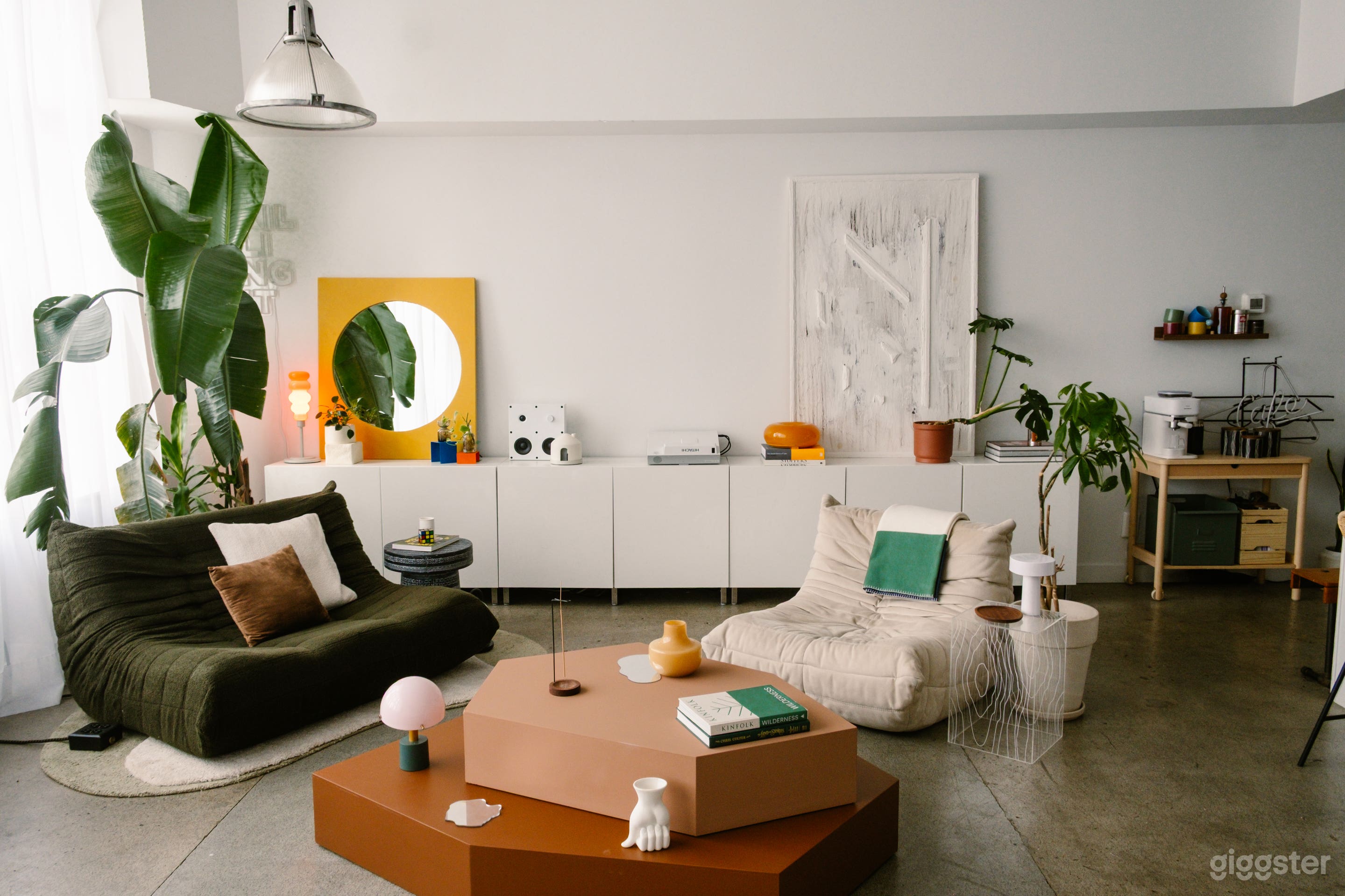 Downtown Hard Loft with Natural Light Photo 3