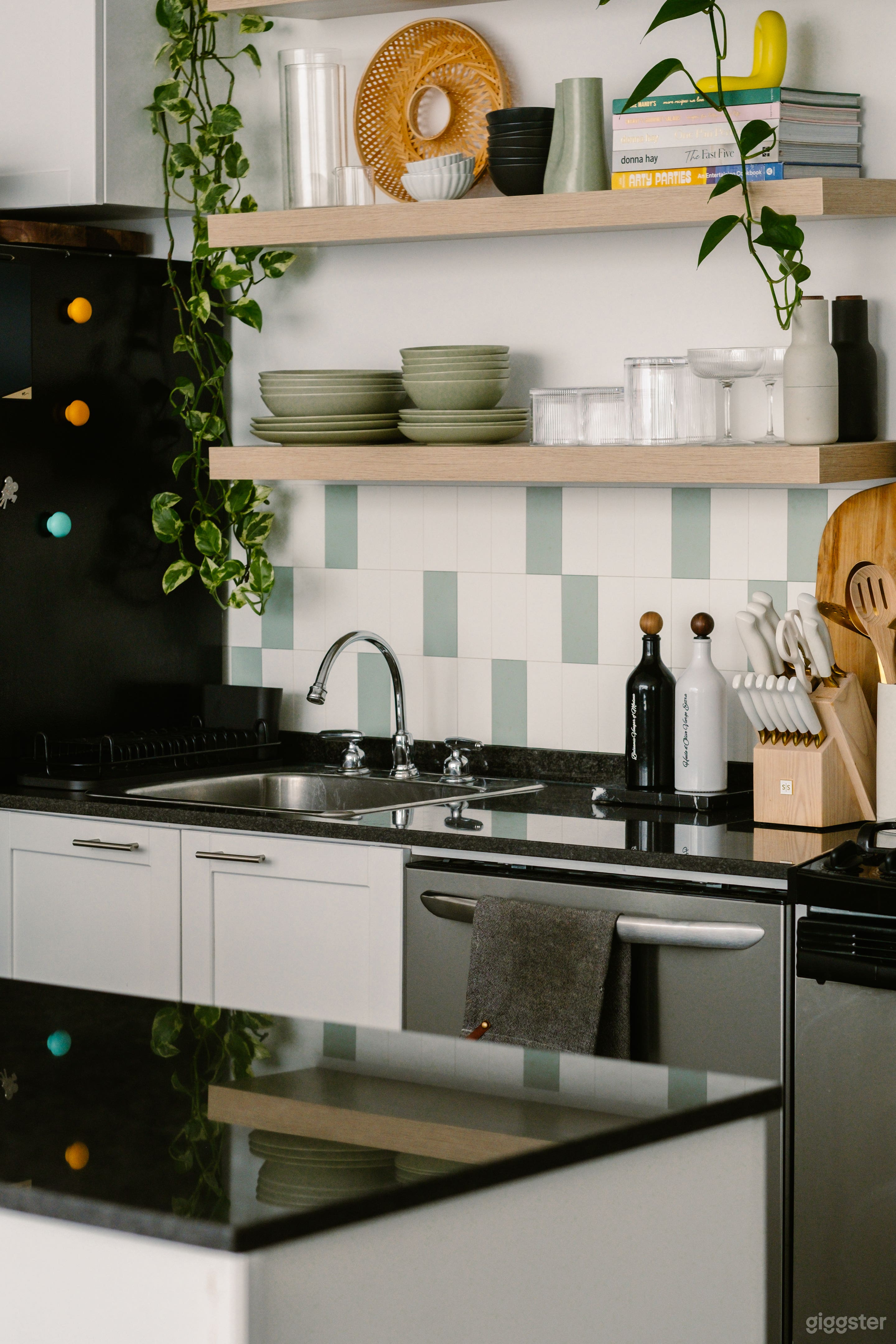 Downtown Hard Loft with Natural Light Photo 4