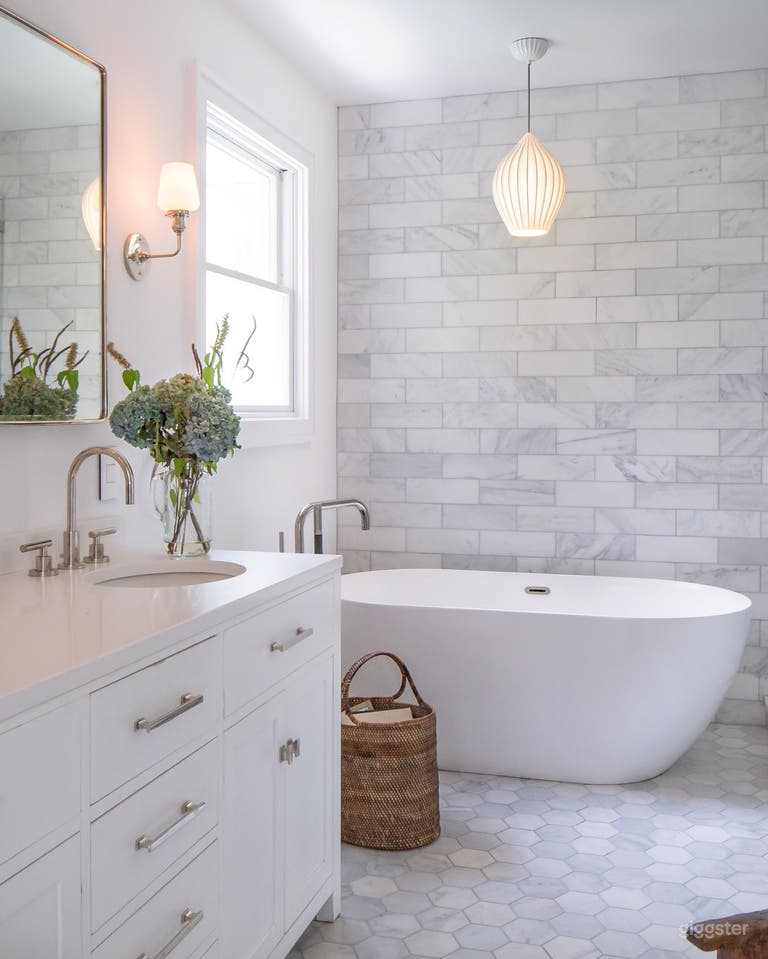  Tasteful upscale home with modern style 