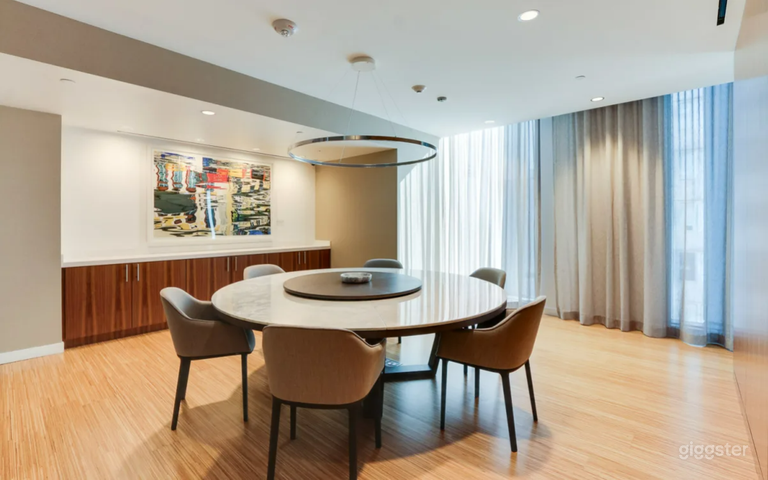  Elegant Dining Room w/ Kitchen in East Cut 