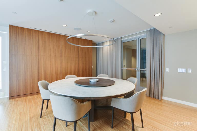  Elegant Dining Room w/ Kitchen in East Cut 