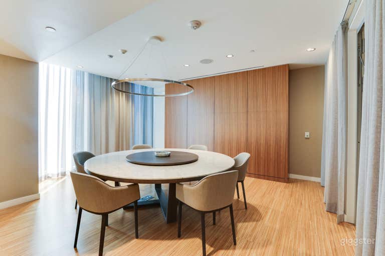  Elegant Dining Room w/ Kitchen in East Cut 