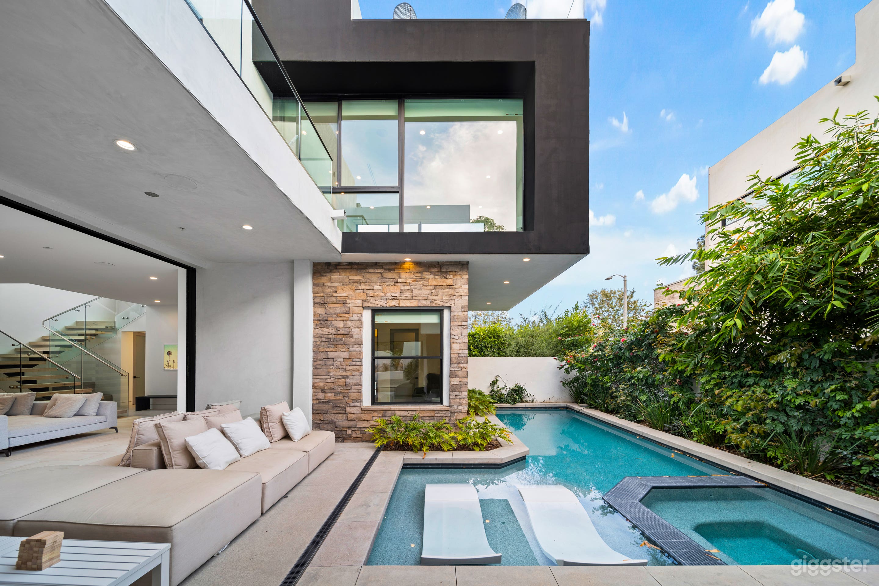 Modern Gated Villa W Pool &amp; Open Floor Plan Photo 1