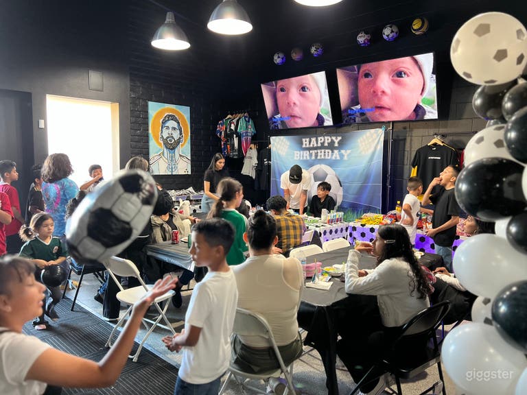  Modern Warehouse Equipped with Soccer/Gym 