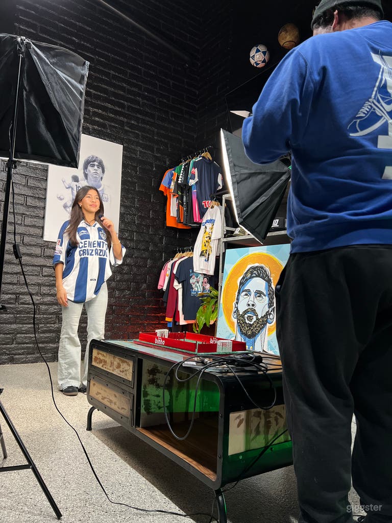  Modern Warehouse Equipped with Soccer/Gym 