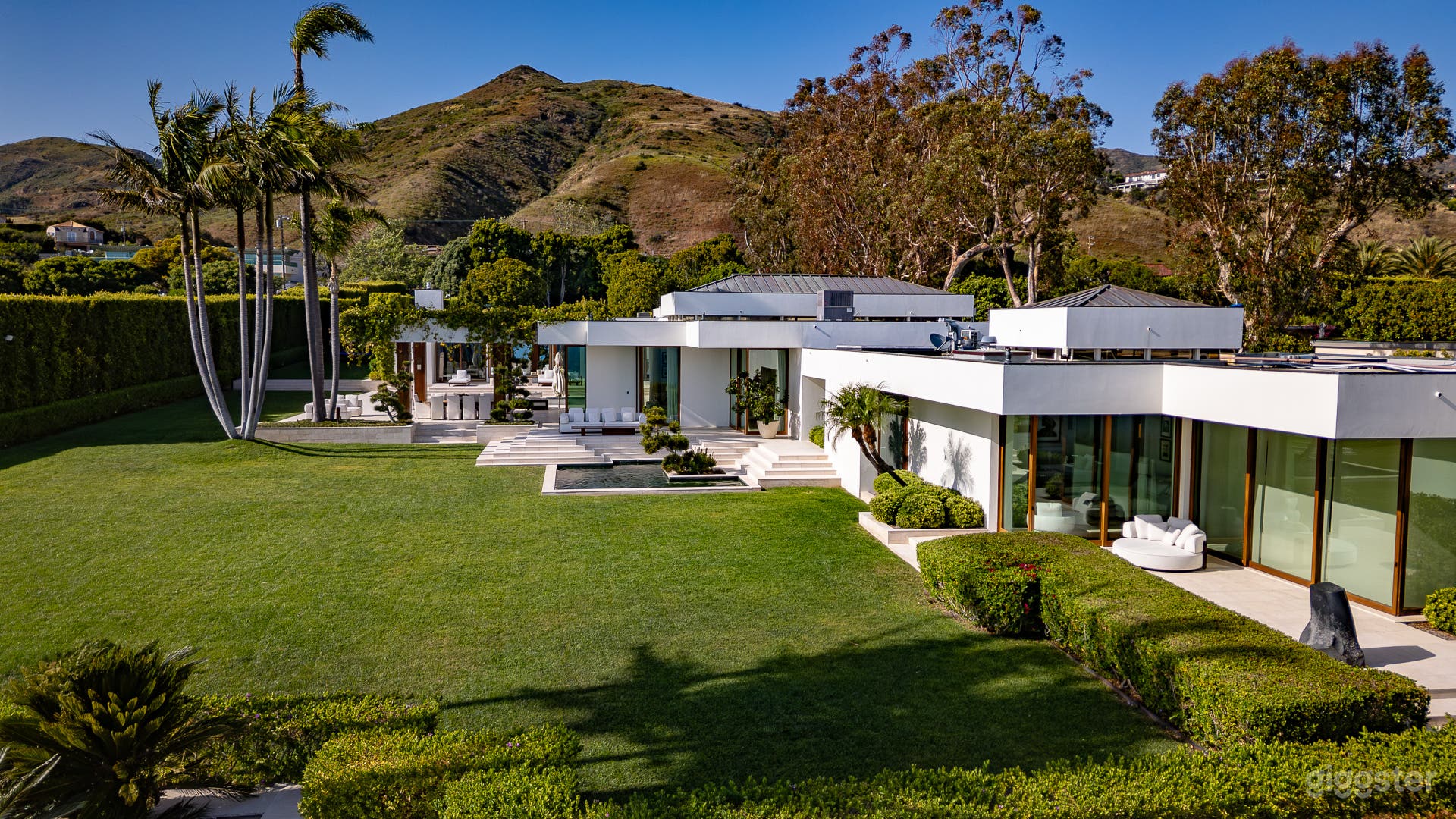 Beautiful Malibu backyard with pool and tennis court Photo 2