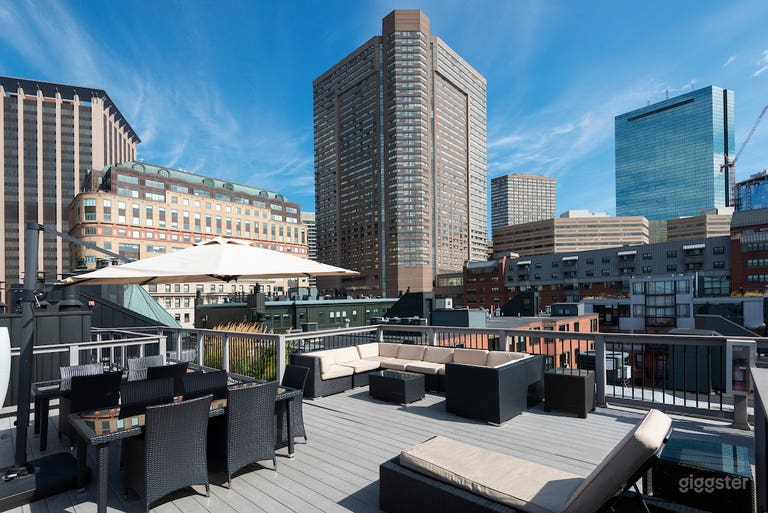  Expansive Rooftop Deck w/ Downtown Boston Views 