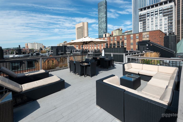  Expansive Rooftop Deck w/ Downtown Boston Views 