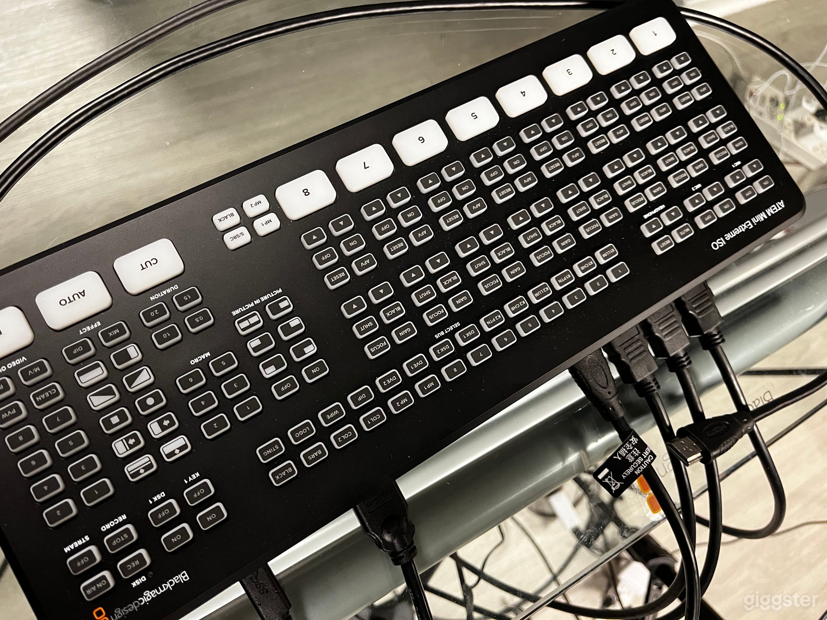 All inclusive podcast studio with FREE parking Photo 4