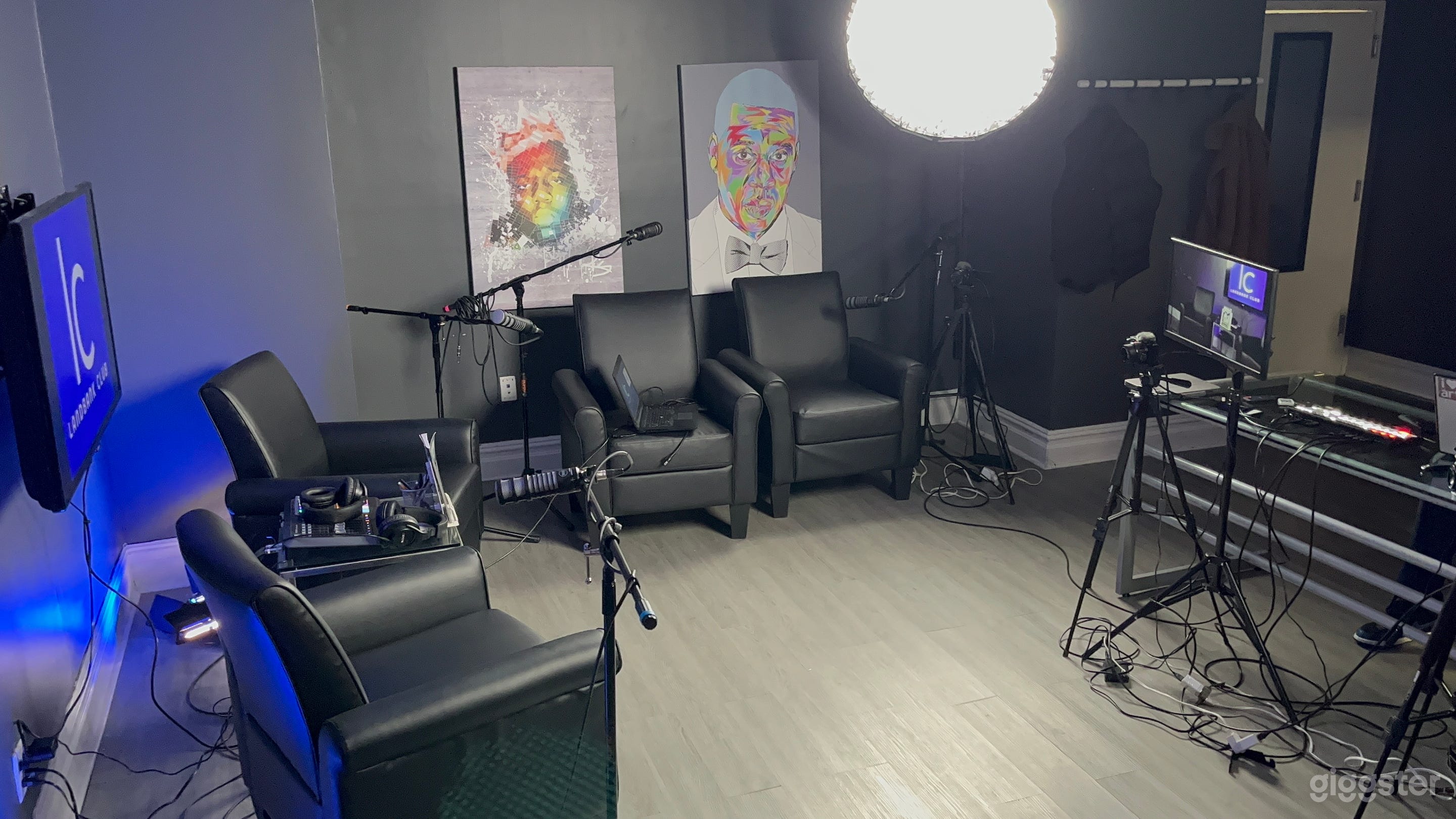 All inclusive podcast studio with FREE parking Photo 3