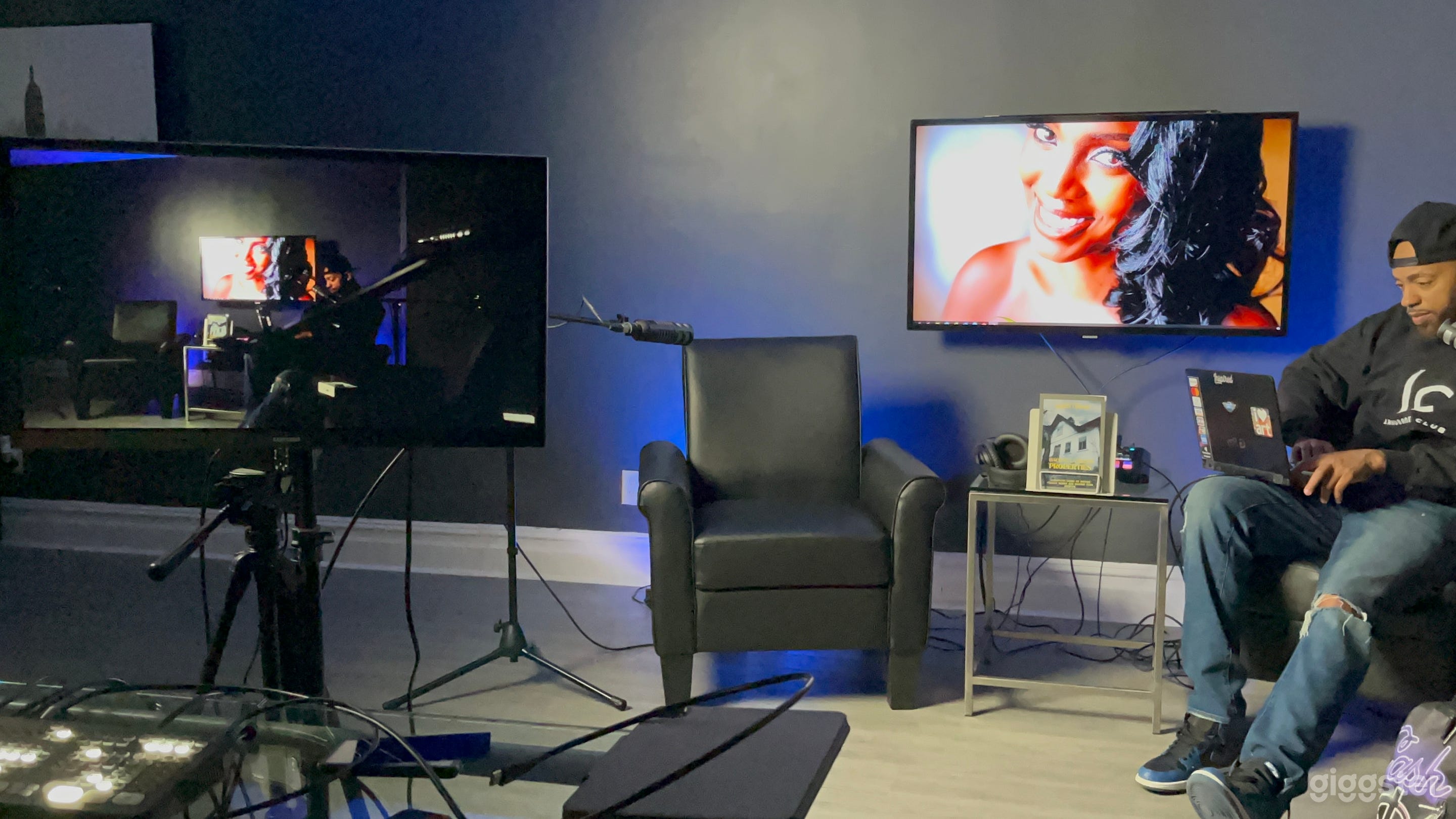 All inclusive podcast studio with FREE parking Photo 1