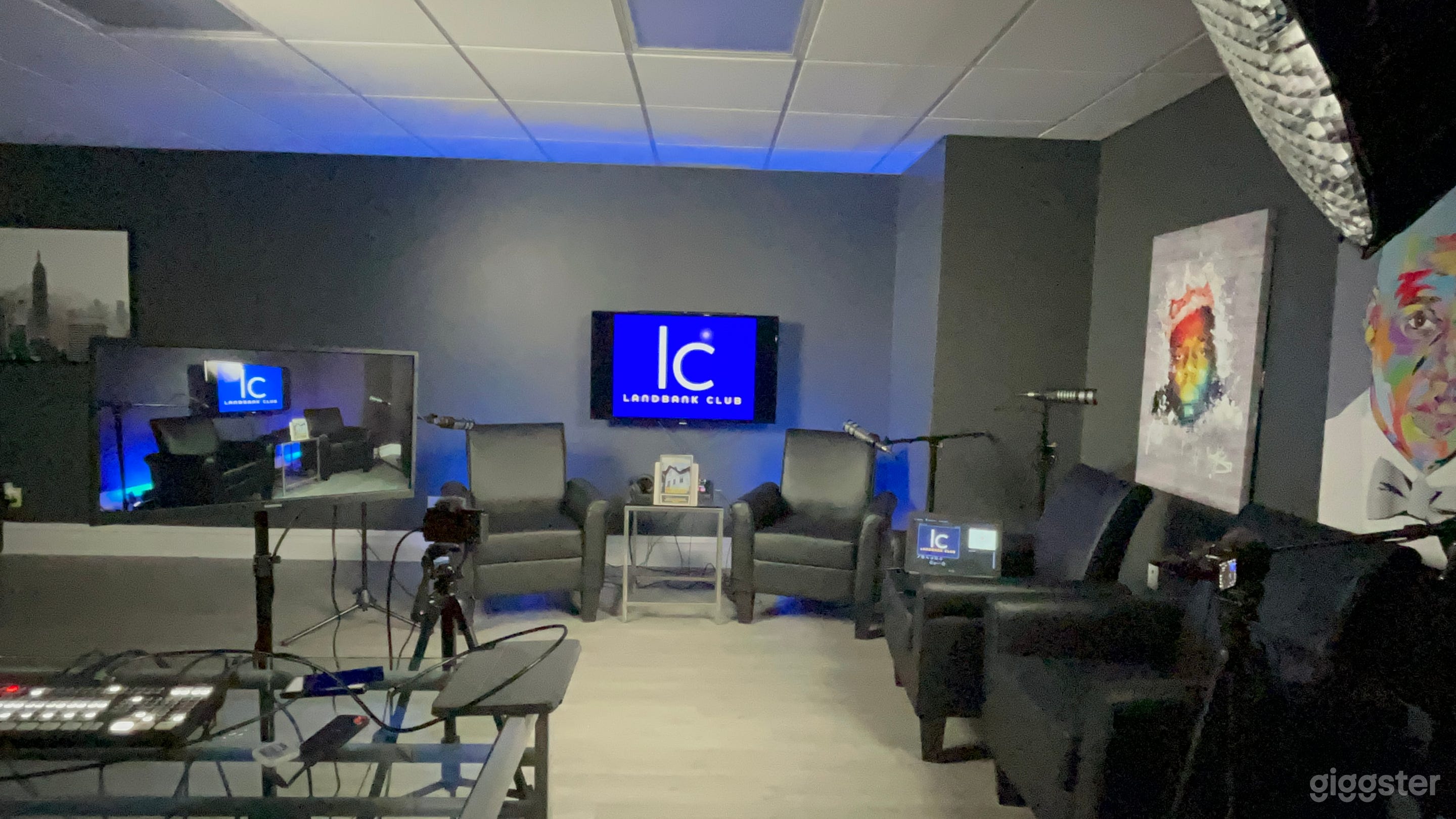 All inclusive podcast studio with FREE parking Photo 2