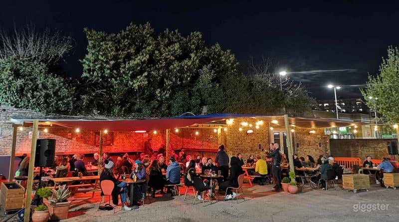 Flexible Outdoor Yard for Parties and Functions Photo 4