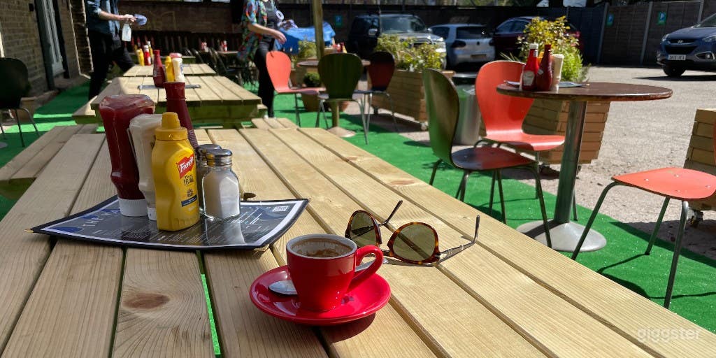 Flexible Outdoor Yard for Parties and Functions Photo 3