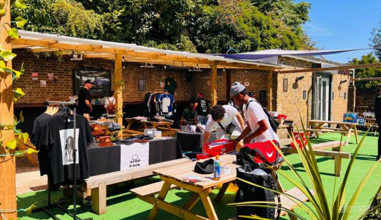 Flexible Outdoor Yard for Parties and Functions Photo 1